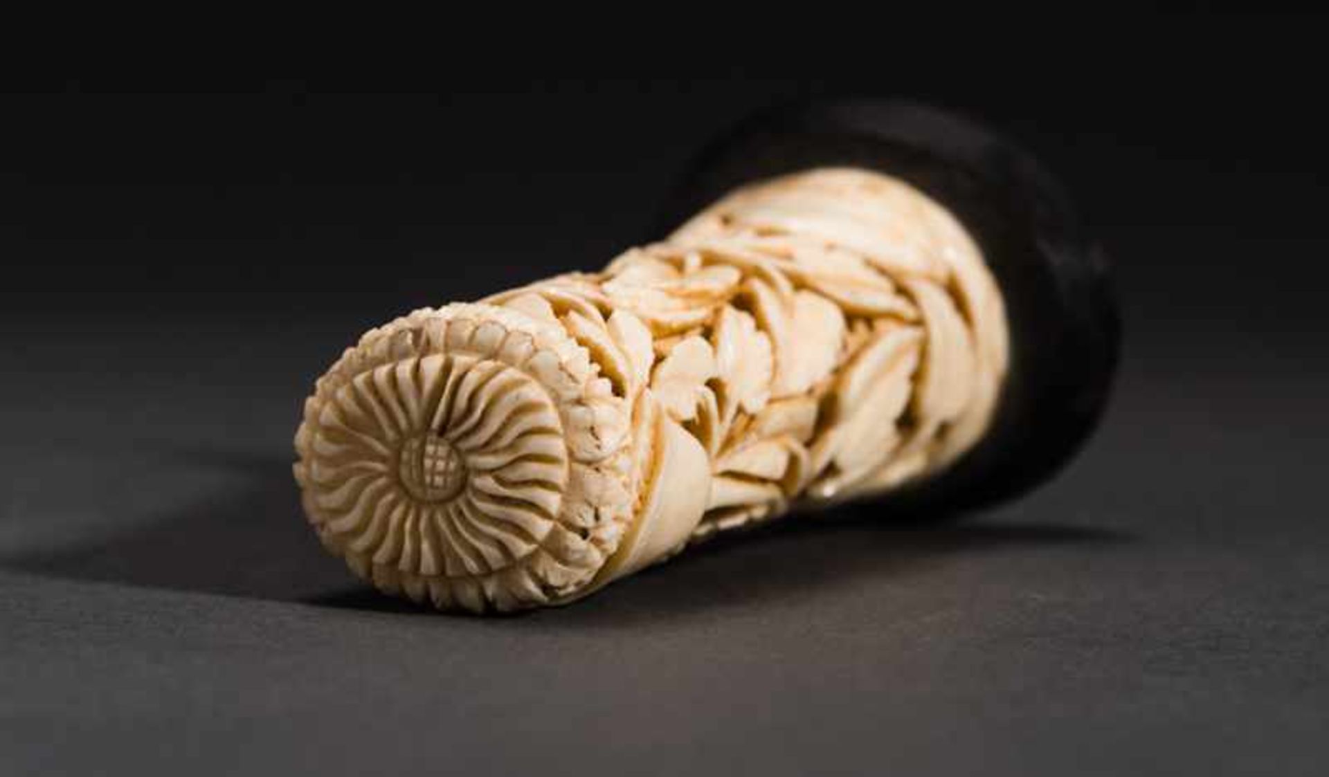 HANDLE WITH OPEN-WORK DECORATION Ivory. China, 19th cent.This piece, mounted on a base, is in the - Image 4 of 5