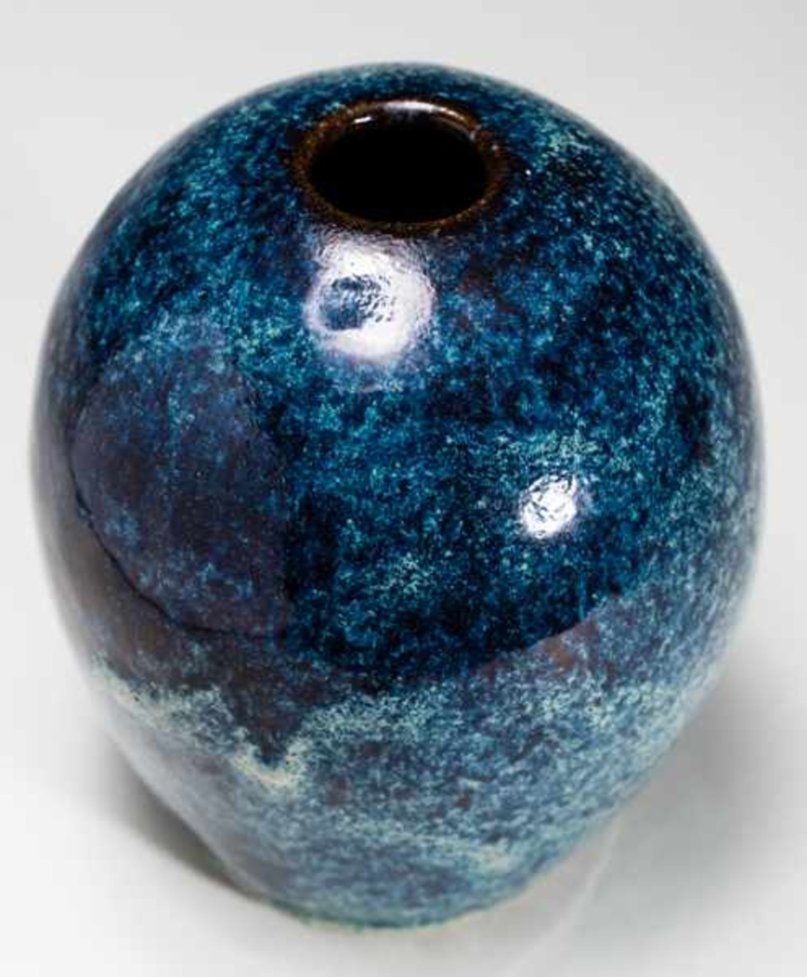 OVAL VASE WITH SPECKLED GLAZE Glazed ceramic. China, The oval vase has no neck and the opening is - Image 3 of 5