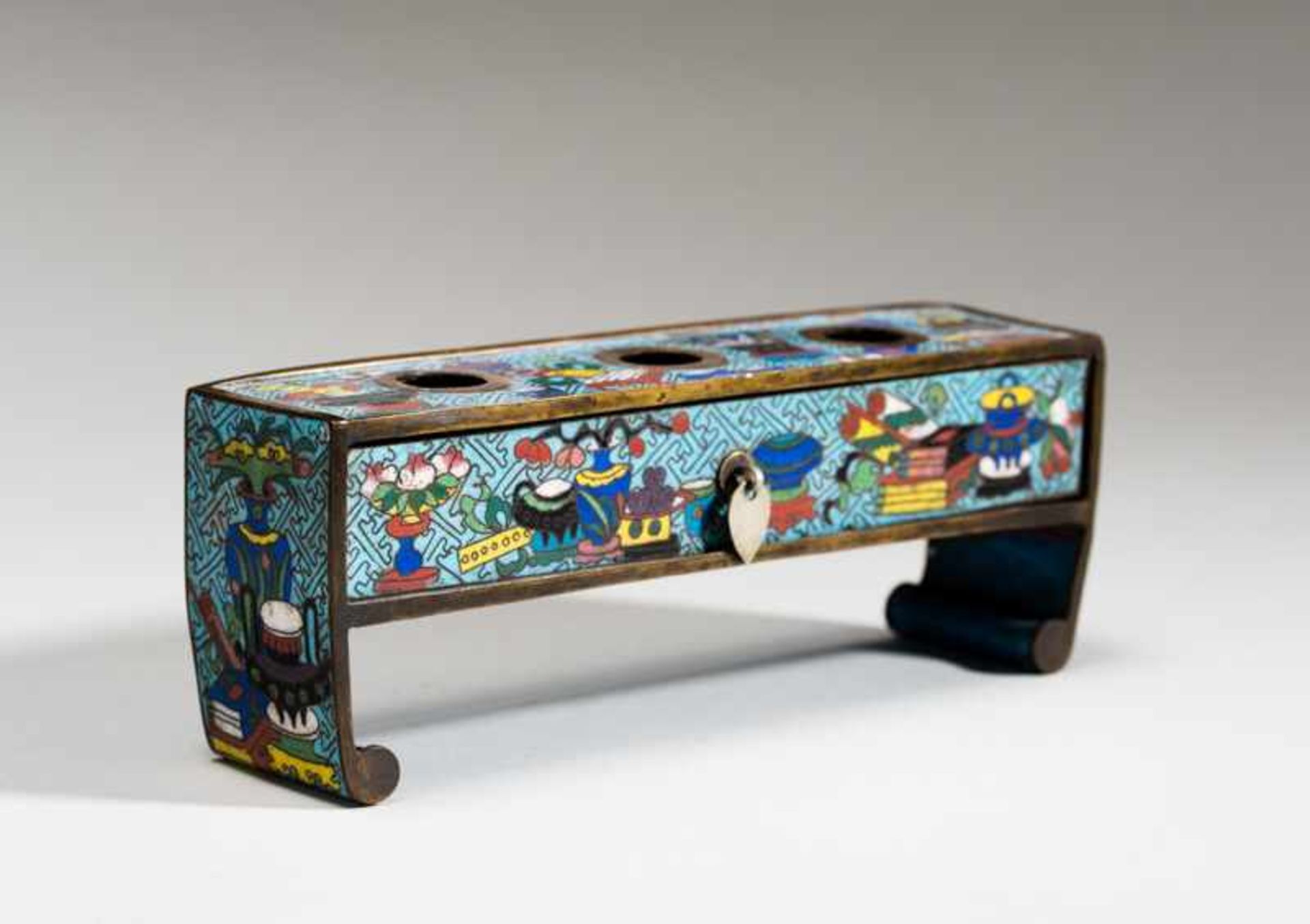 CLOISONNÉ PORTABLE TABLE FOR INK CUPS Cloisonné. China, 19th cent.Small table with „curled“ legs and - Image 2 of 7