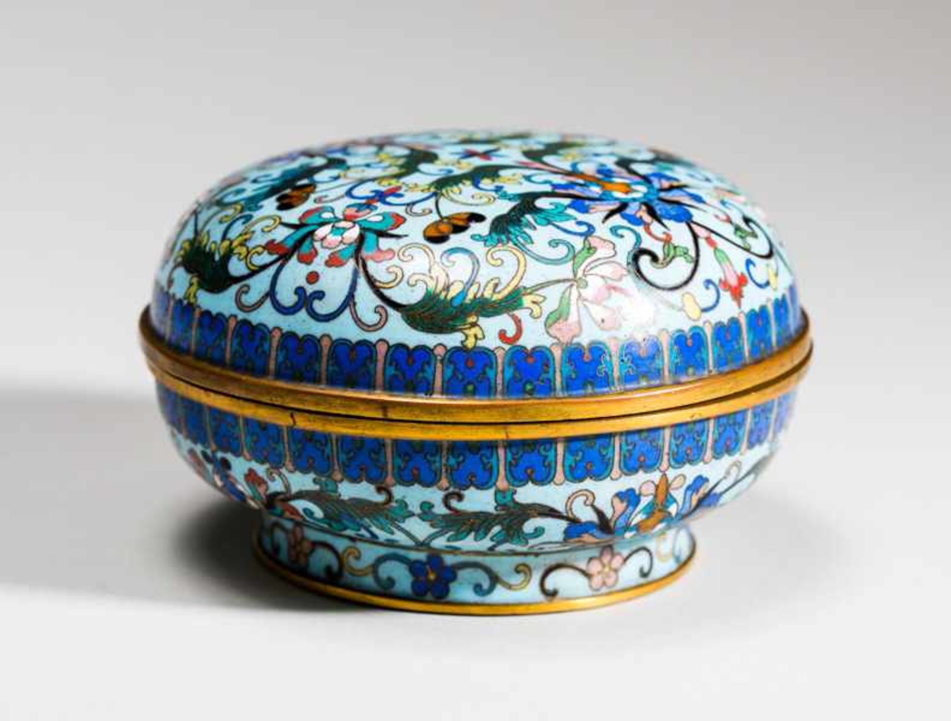 BOWL WITH LID AND CLOISONNÉ DECORATION Email and gilding. China, Qing dynasty 18th to 19th cent.