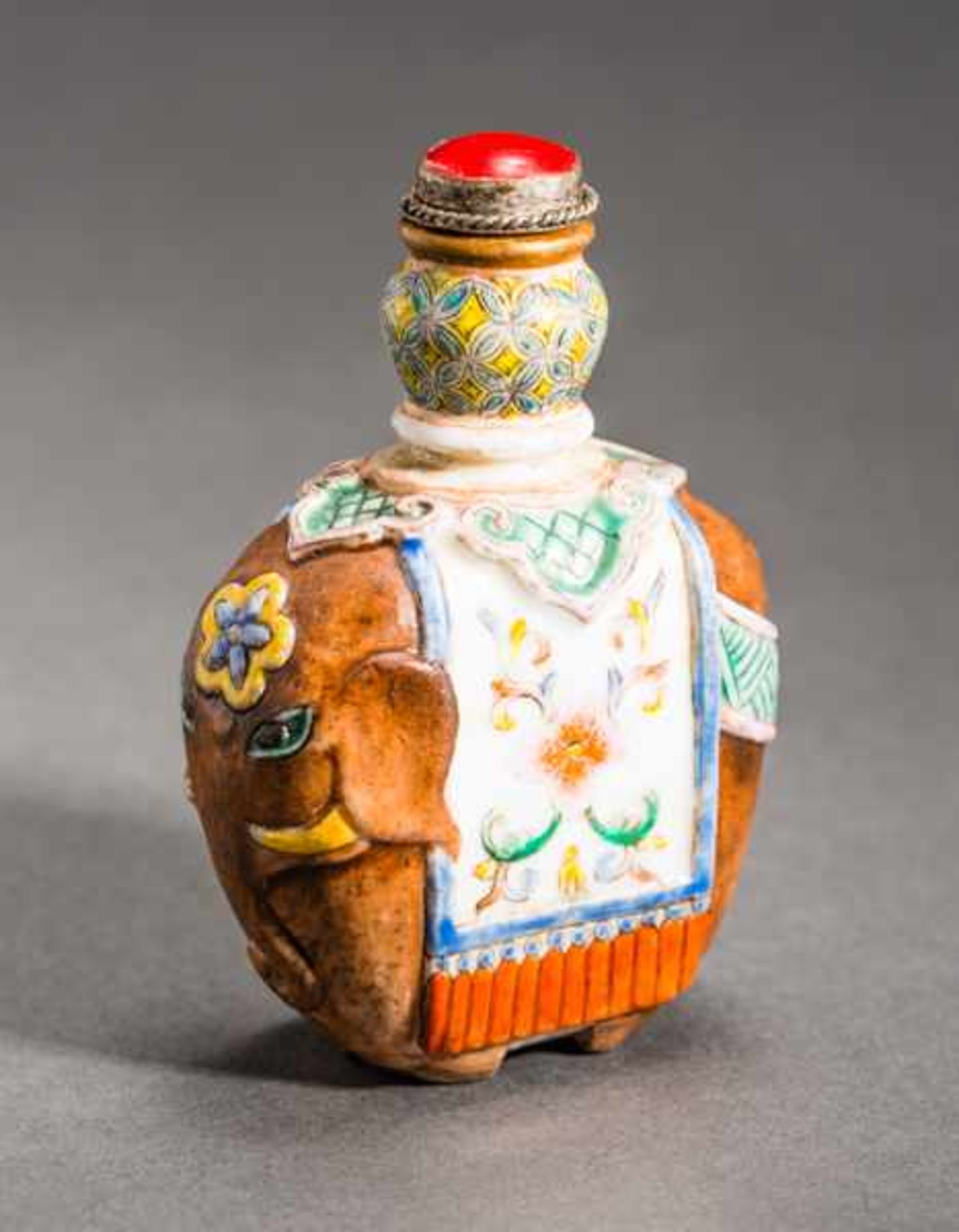 SNUFFBOTTLE IN THE SHAPE OF AN ELEPHANT Porcelain with enamel paint. Stopper: red glass in a - Image 7 of 7