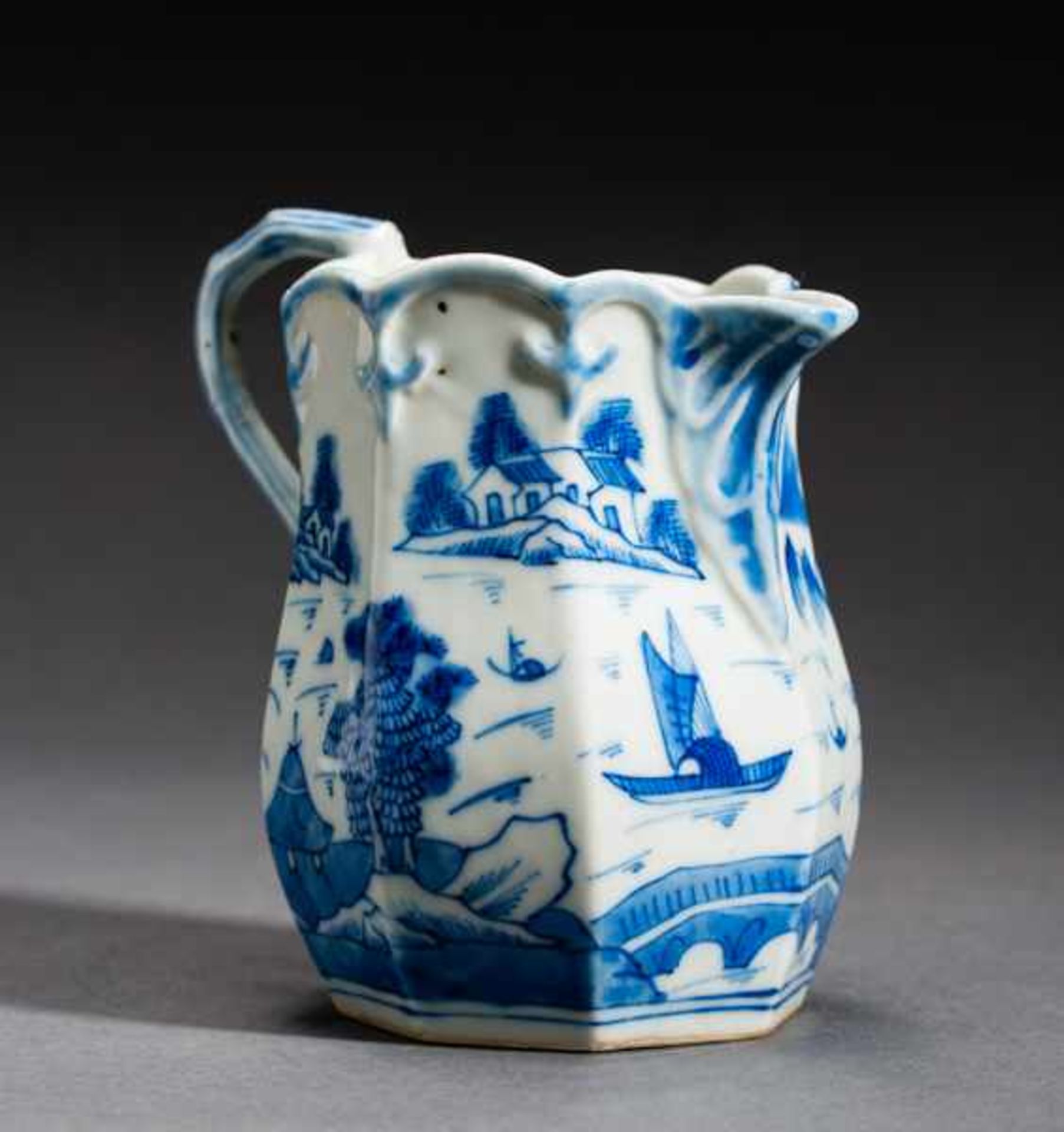 PITCHER WITH LANDSCAPE Blue-white porcelain. China, Qing-dynasty, 19th cent.An unusual pitcher in - Bild 2 aus 7