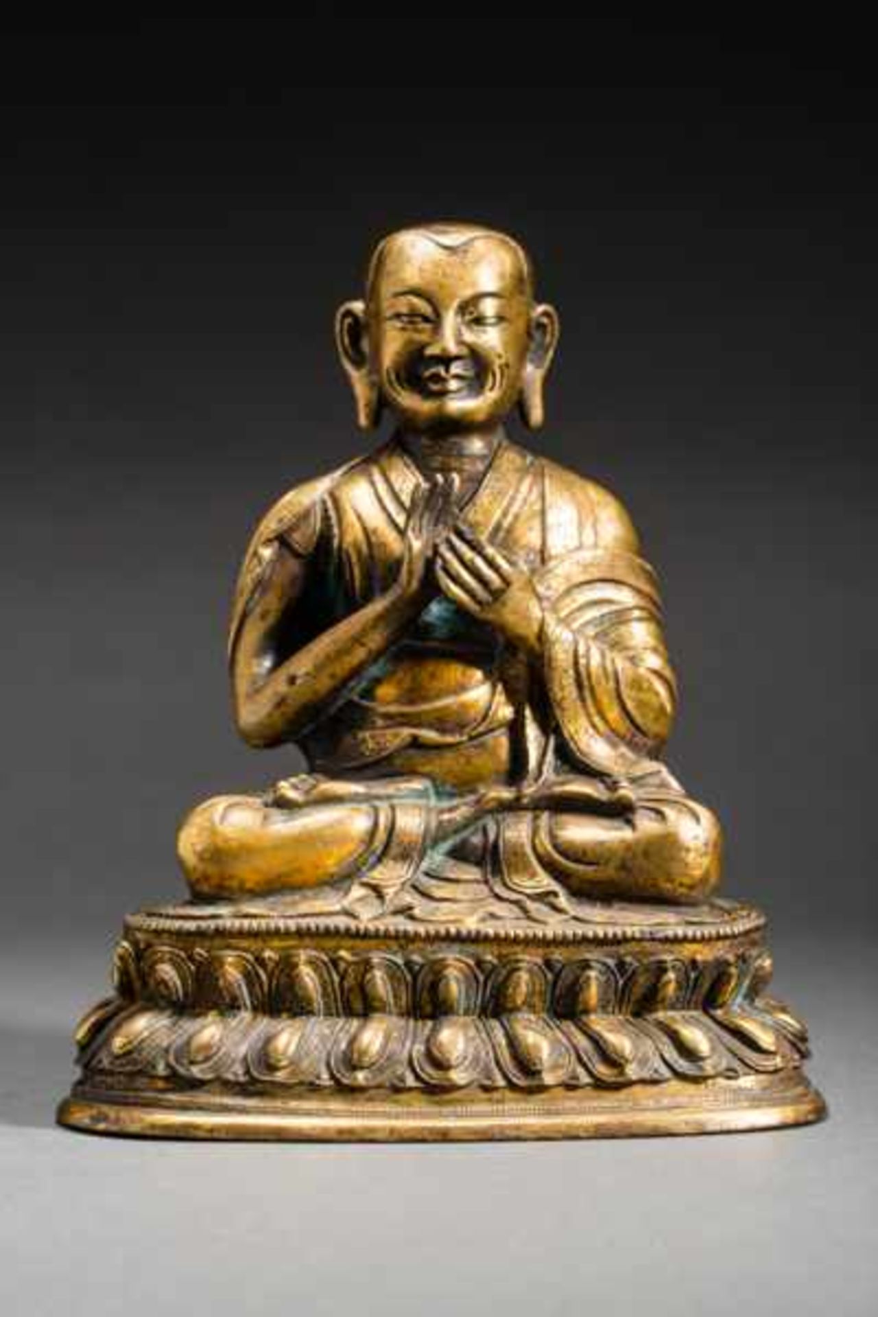 HOLY GURU Fire-gilded bronze. Tibet, late 17th to 18th cent.Expressively designed bronze figure of a