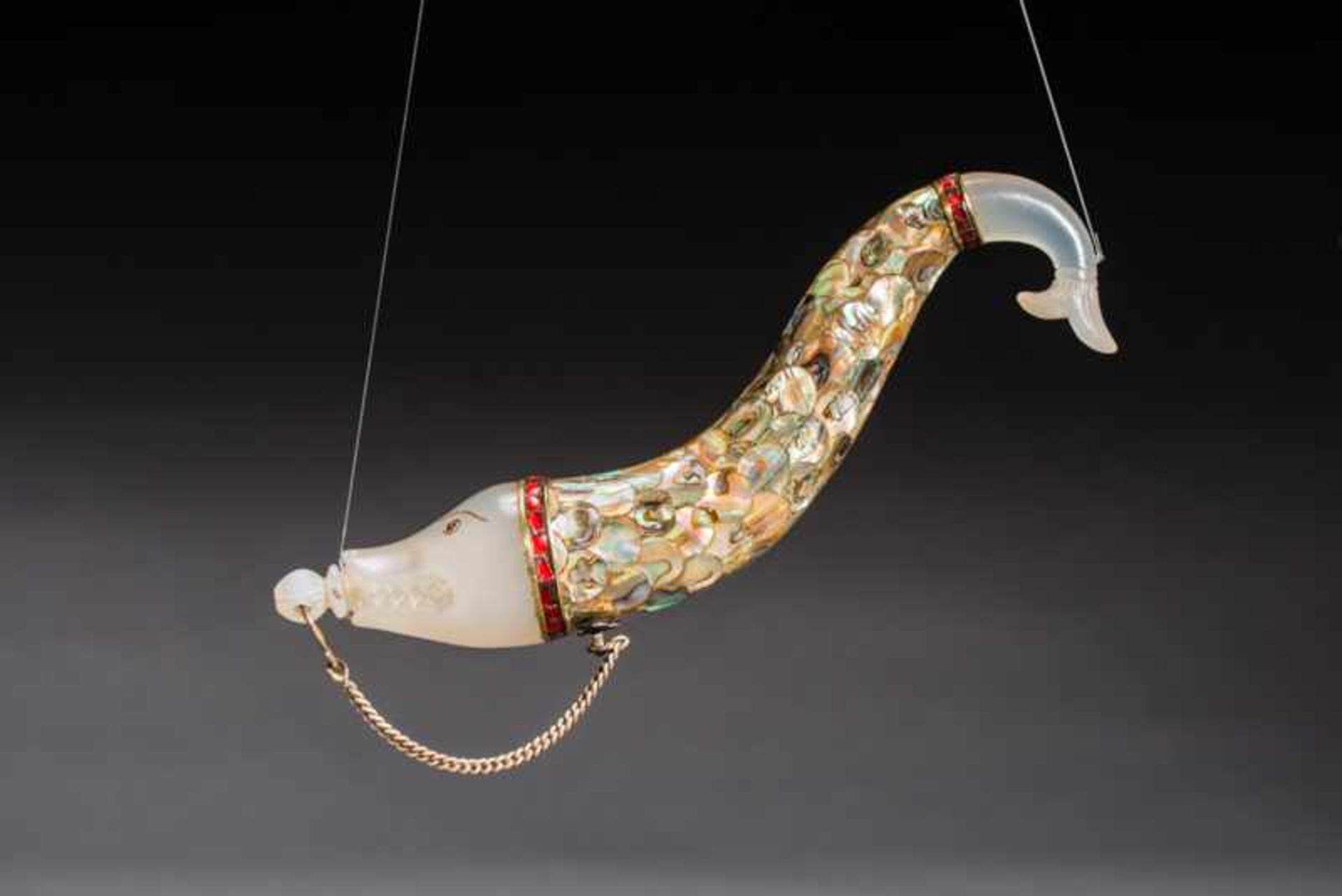 POWDER BOTTLE IN THE SHAPE OF A FISH White jade, mother of pearl and glass. India, Moghul, ca. about - Image 2 of 4