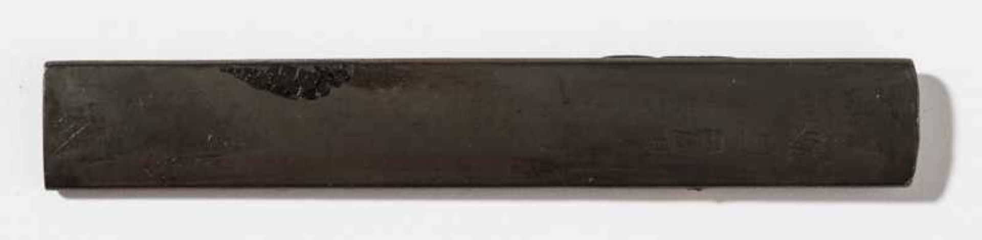 NOBUKATSU: KOZUKA WITH LADY AND WEAVING SPINDLE Shakudo, copper, silver and gold. Japan, 19th cent. - Image 2 of 2