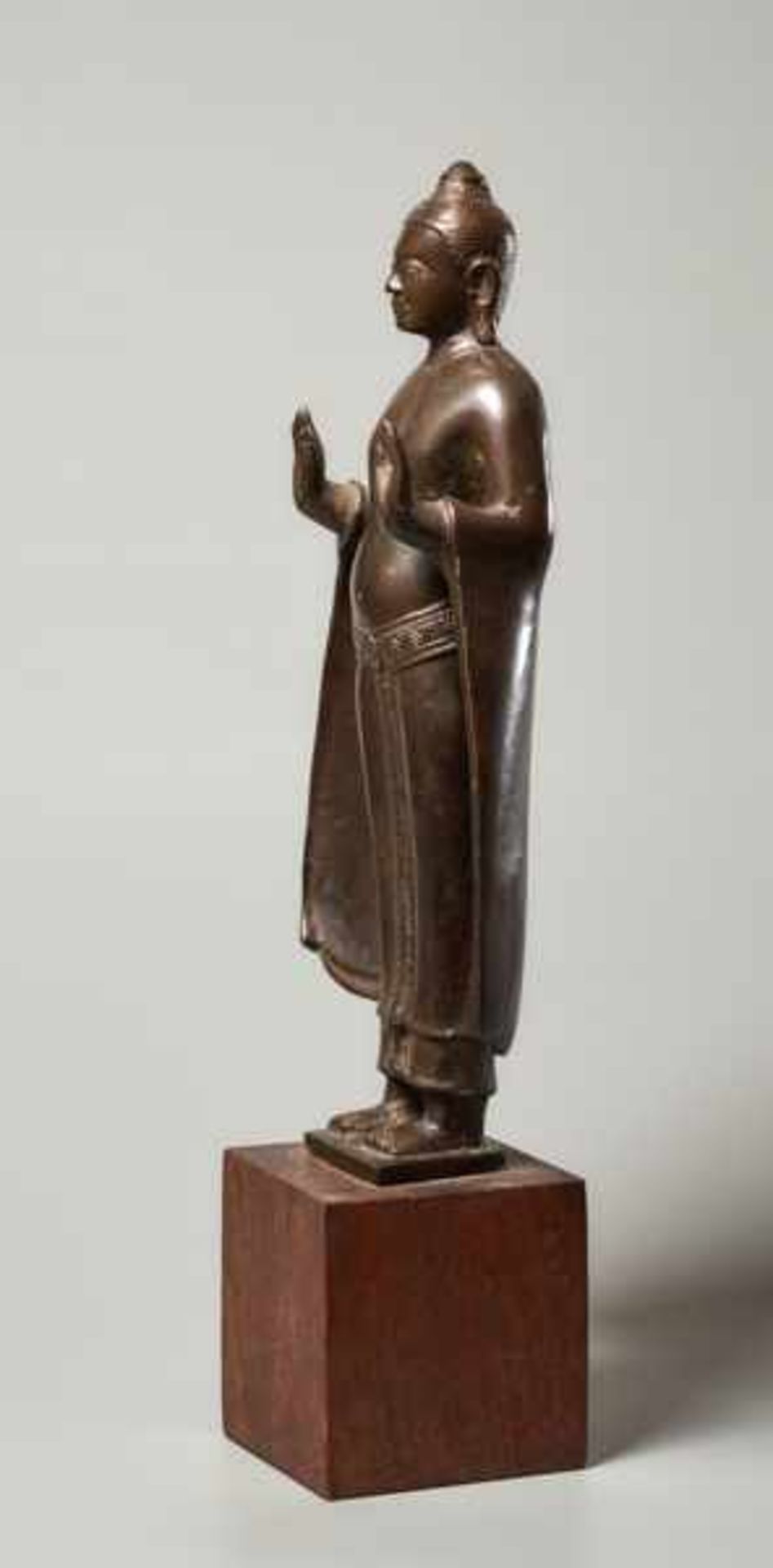 STANDING BUDDA GUARANTEEING PROTECTION Bronze. Südostasien, possibly 19th / 20th cent.Both large - Image 4 of 5