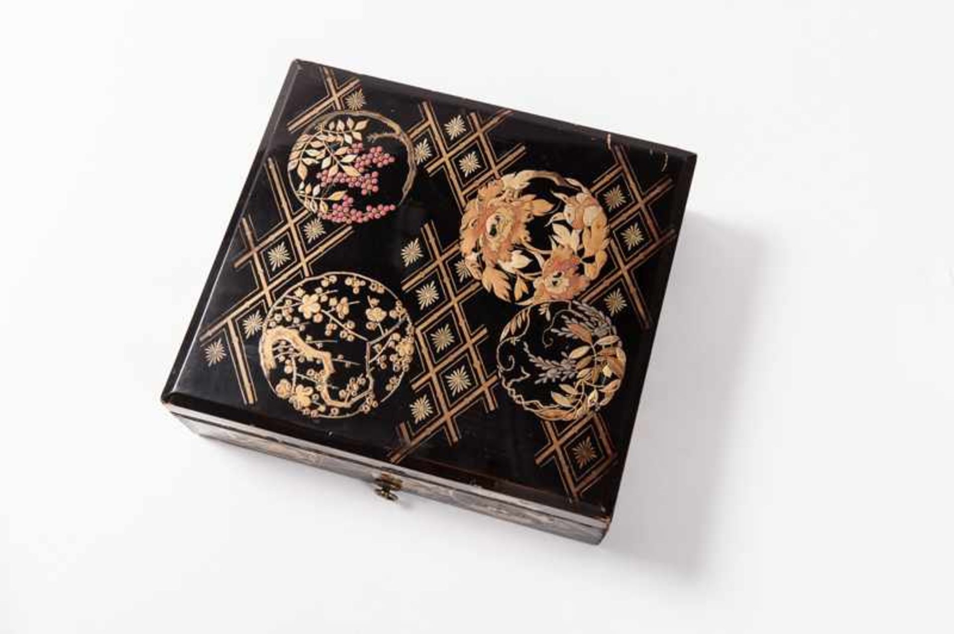 A LARGE DECORATIVE URUSHI LACQUER BOX WITH GOLD Wood, urushi lacquer. Japan, 19th cent.Condition - Image 2 of 4