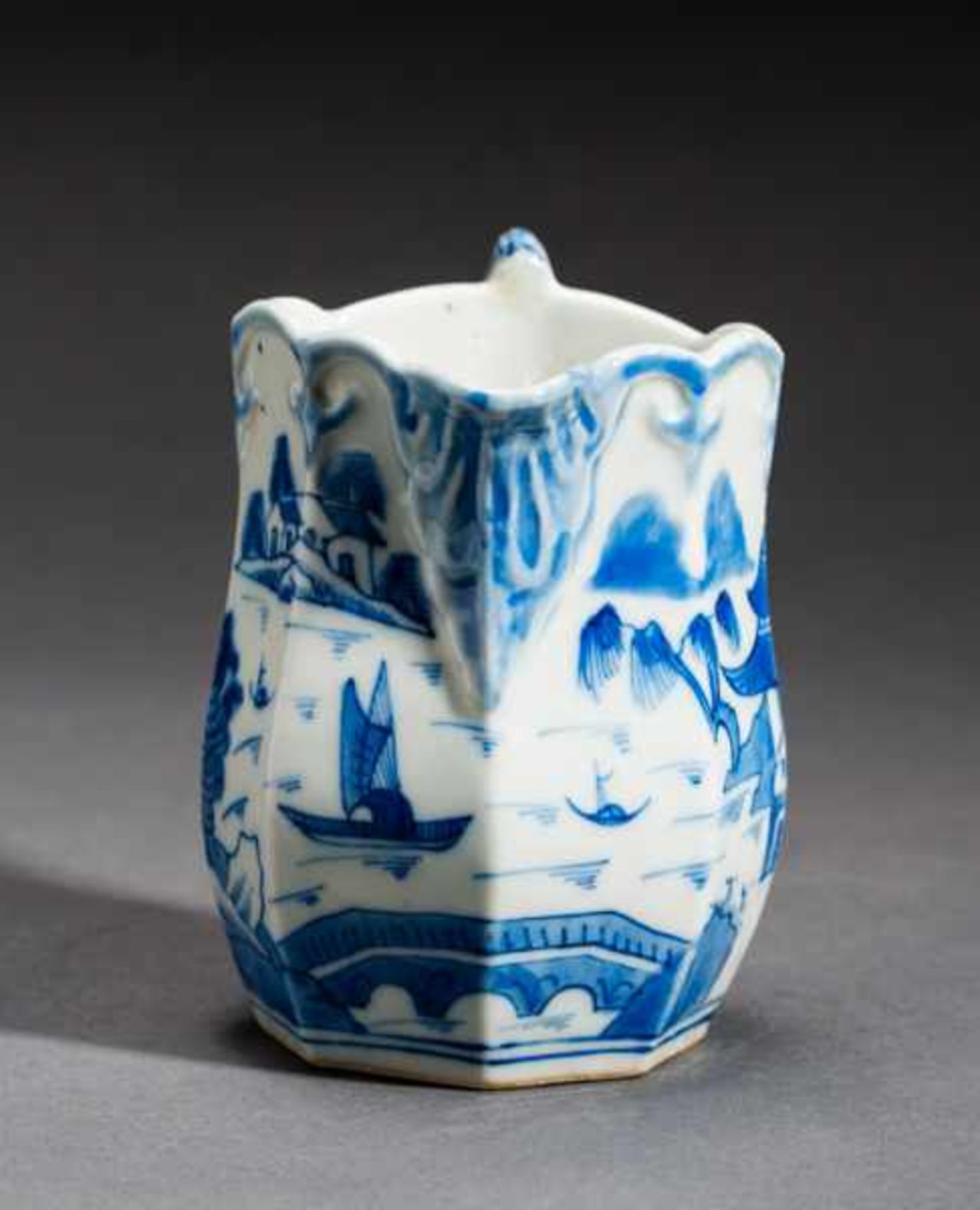 PITCHER WITH LANDSCAPE Blue-white porcelain. China, Qing-dynasty, 19th cent.An unusual pitcher in - Image 4 of 7