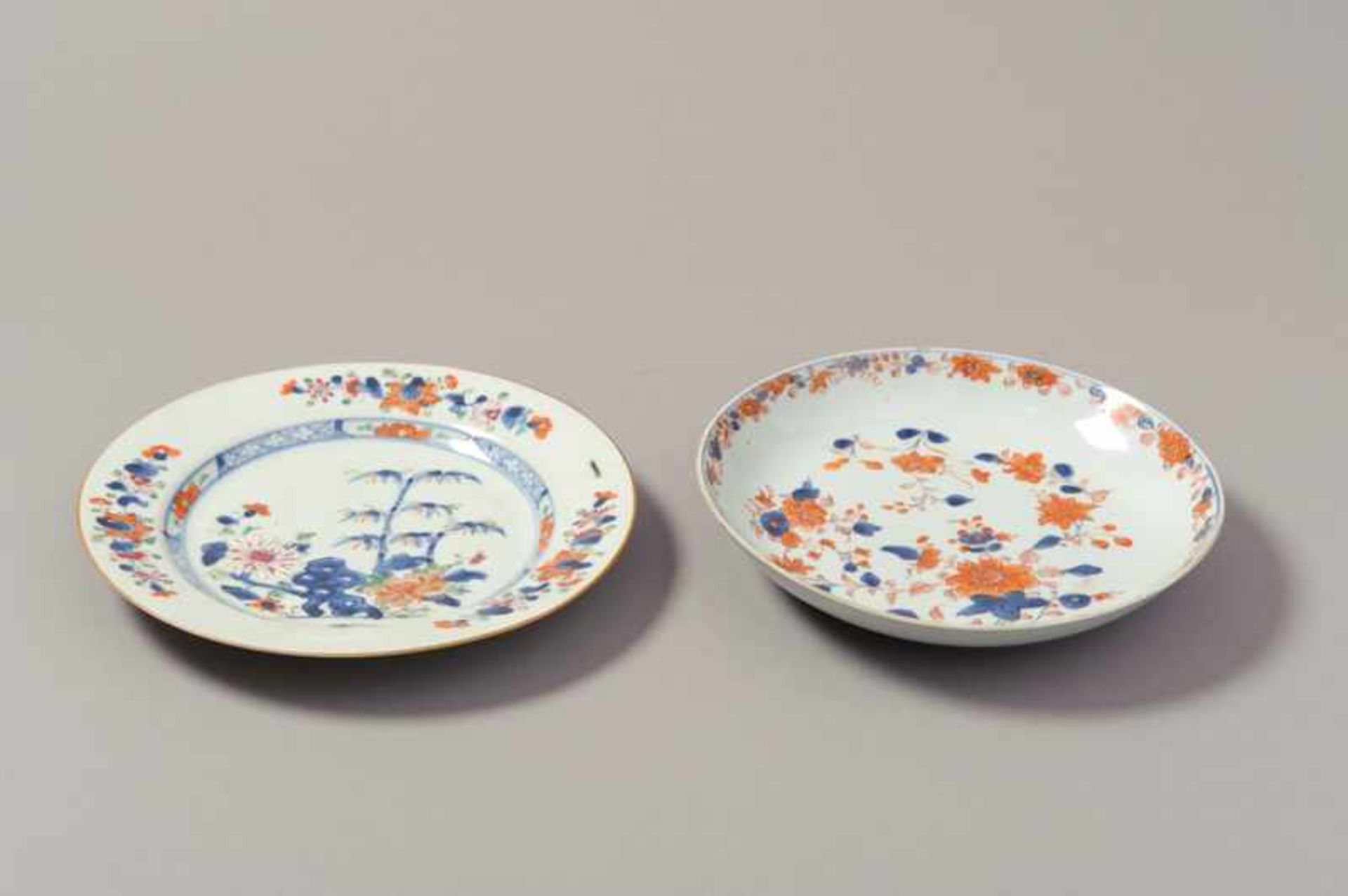 TWO COLORFULLY PAINTED PLATES Porcelain with blue underglaze, iron red and enamel paint. China, - Image 2 of 6