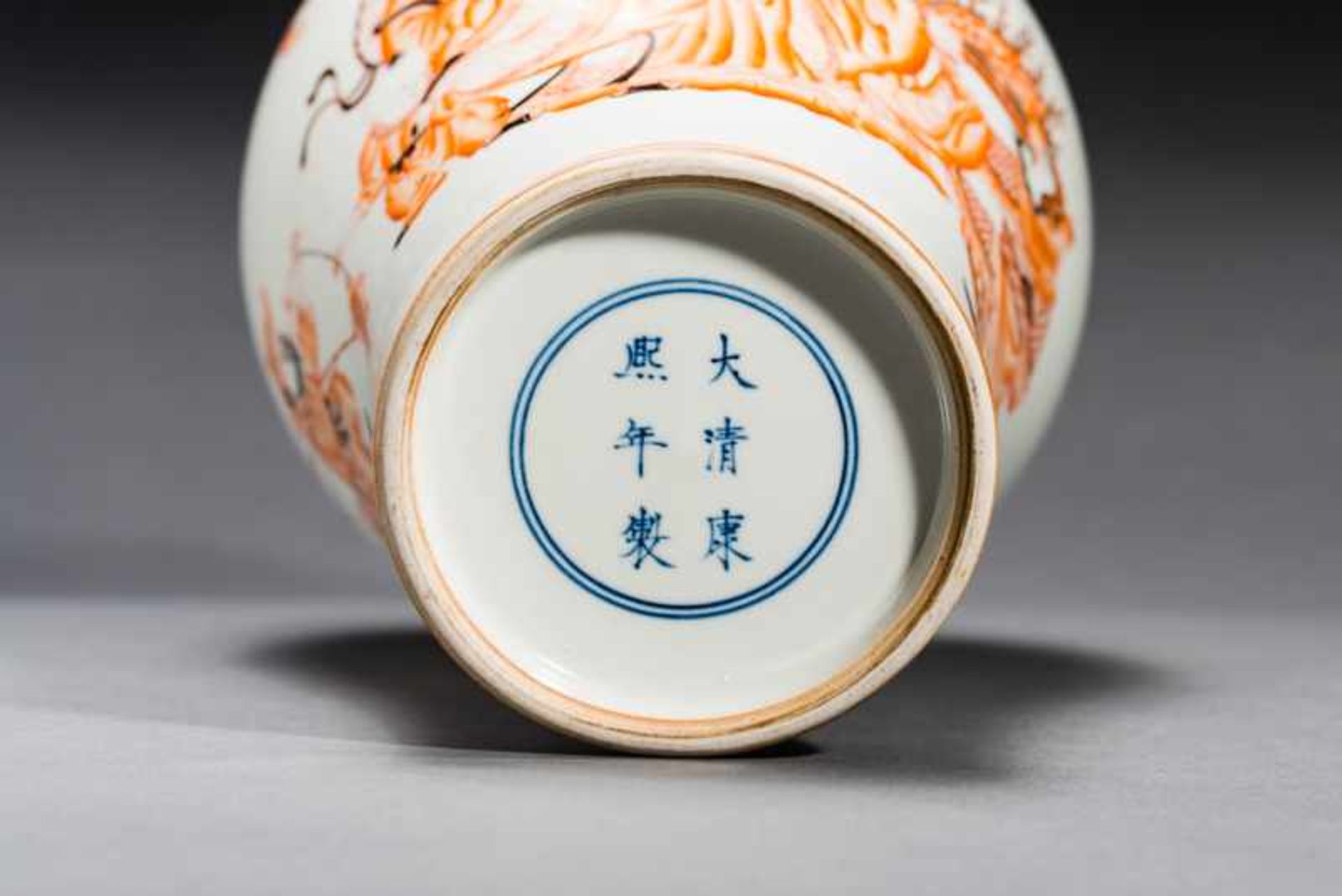 MEIPING VASE WITH COURTLY SCENE Porcelain with iron-red painting and gilding. China, Very well- - Bild 4 aus 6