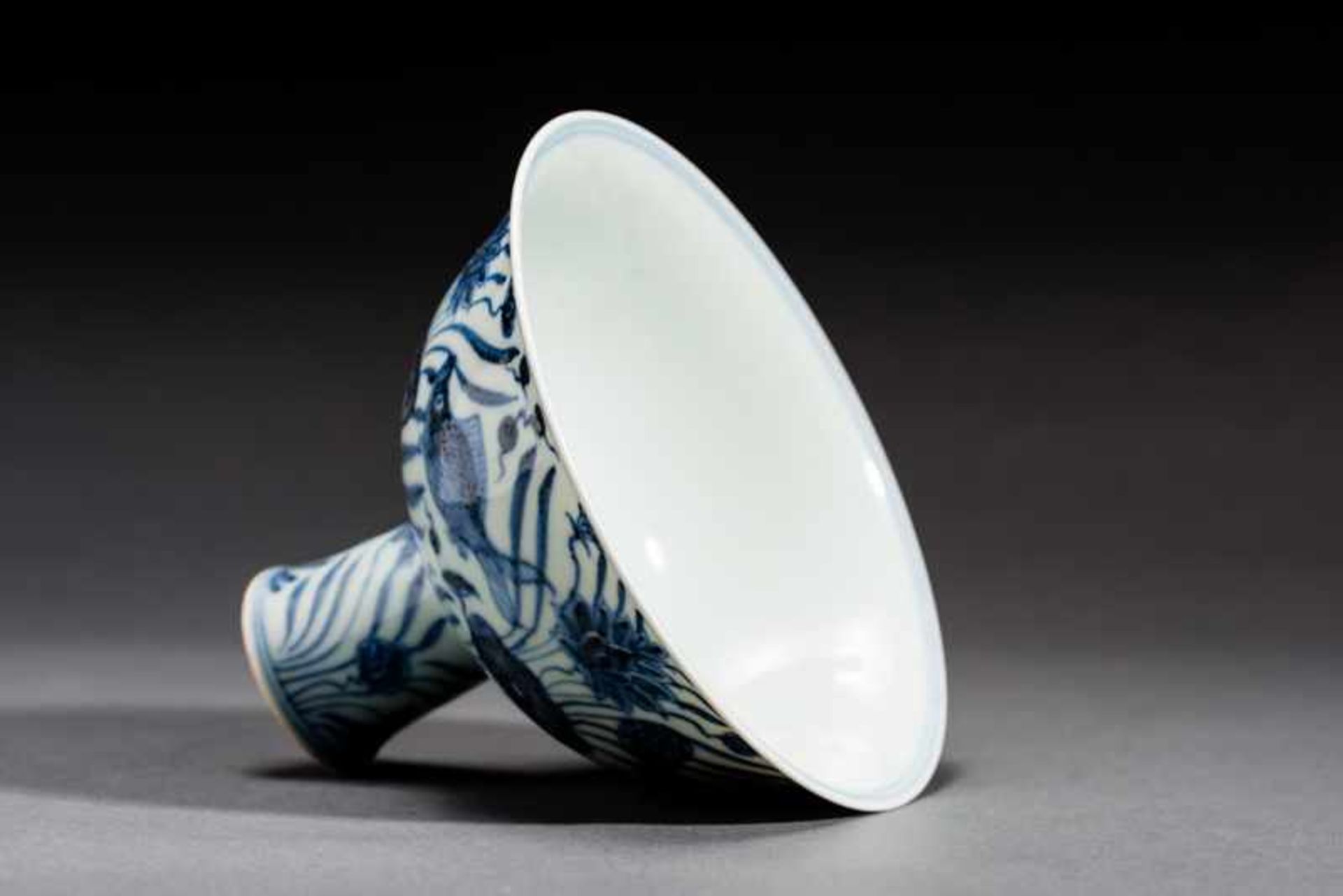 BOWL WITH EXTENDED BASE, FISH AND LOTUS Porcelain with cobalt-blue painting. China, This curved bowl - Image 7 of 7