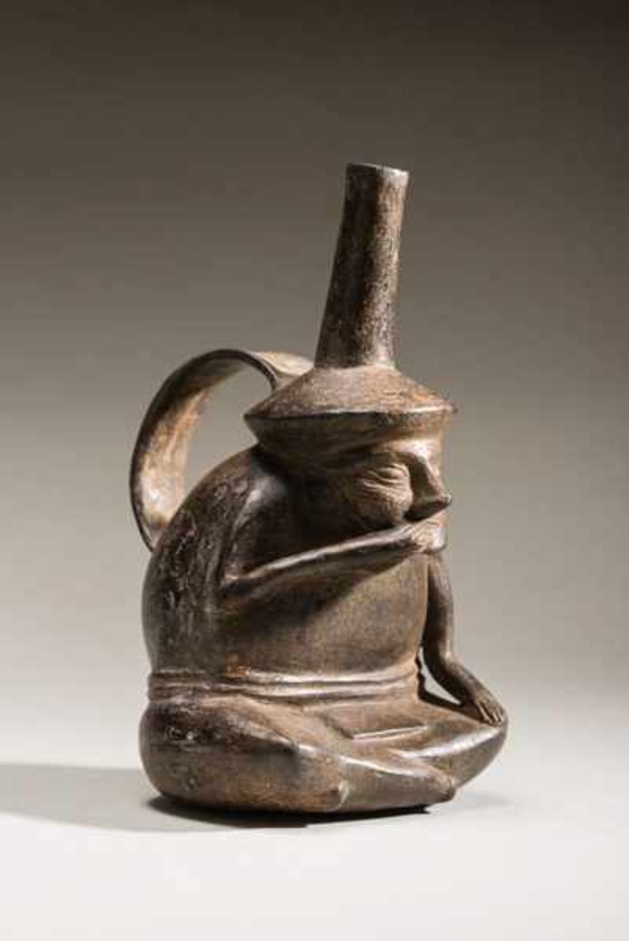 VESSEL WITH HANDLE IN THE SHAPE OF A SITTING MAN Terracotta. Lambayeque, Peru, ca. 1200Black-gray - Image 2 of 4