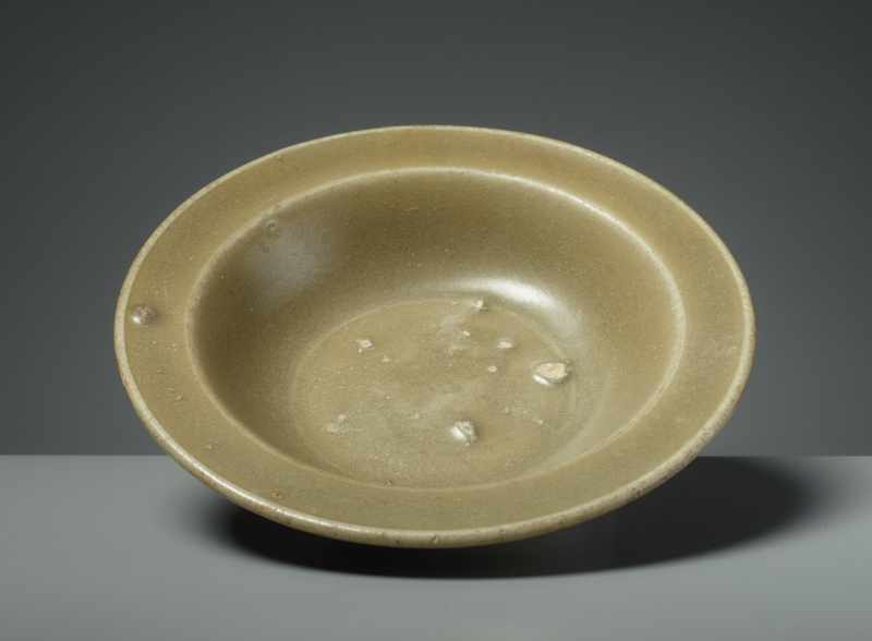 SMALL, FLAT BOWL Glazed ceramic. China, Southern Song to Yuan, ca. 12th -13th cent.Typical