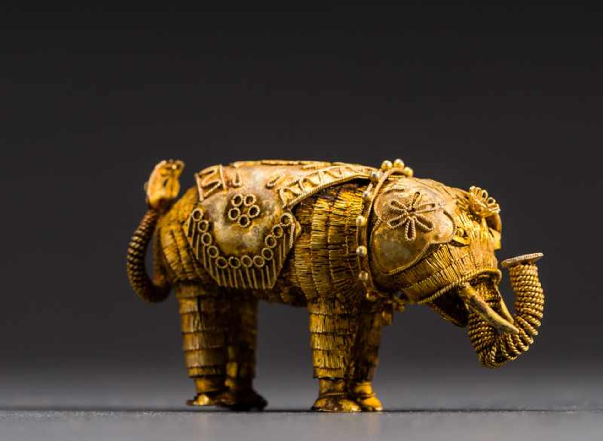 ELEPHANT Gold. China, in the style of Tang- to Liao-dynastyFinest miniature work made of gold - Bild 5 aus 5