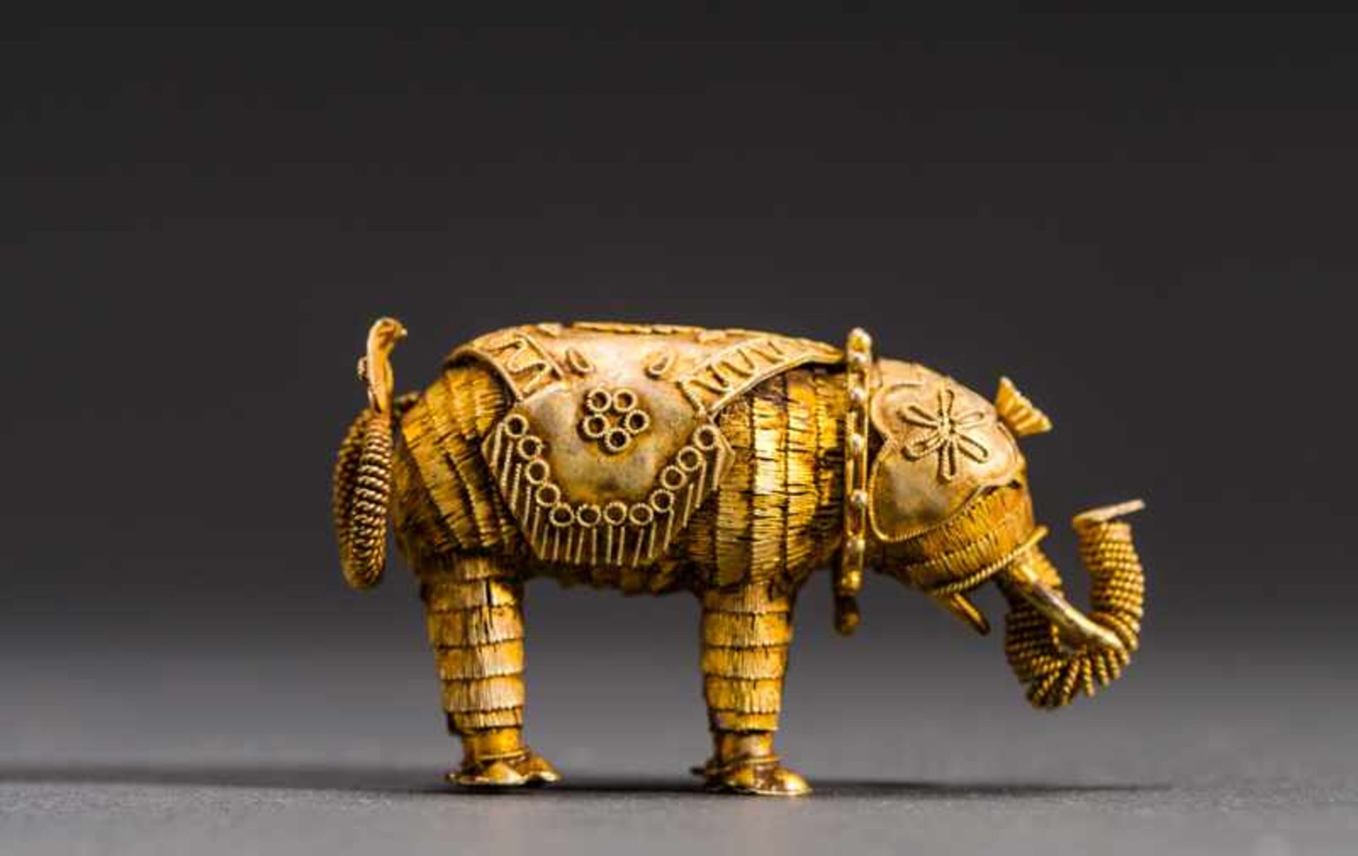 ELEPHANT Gold. China, in the style of Tang- to Liao-dynastyFinest miniature work made of gold - Bild 2 aus 5