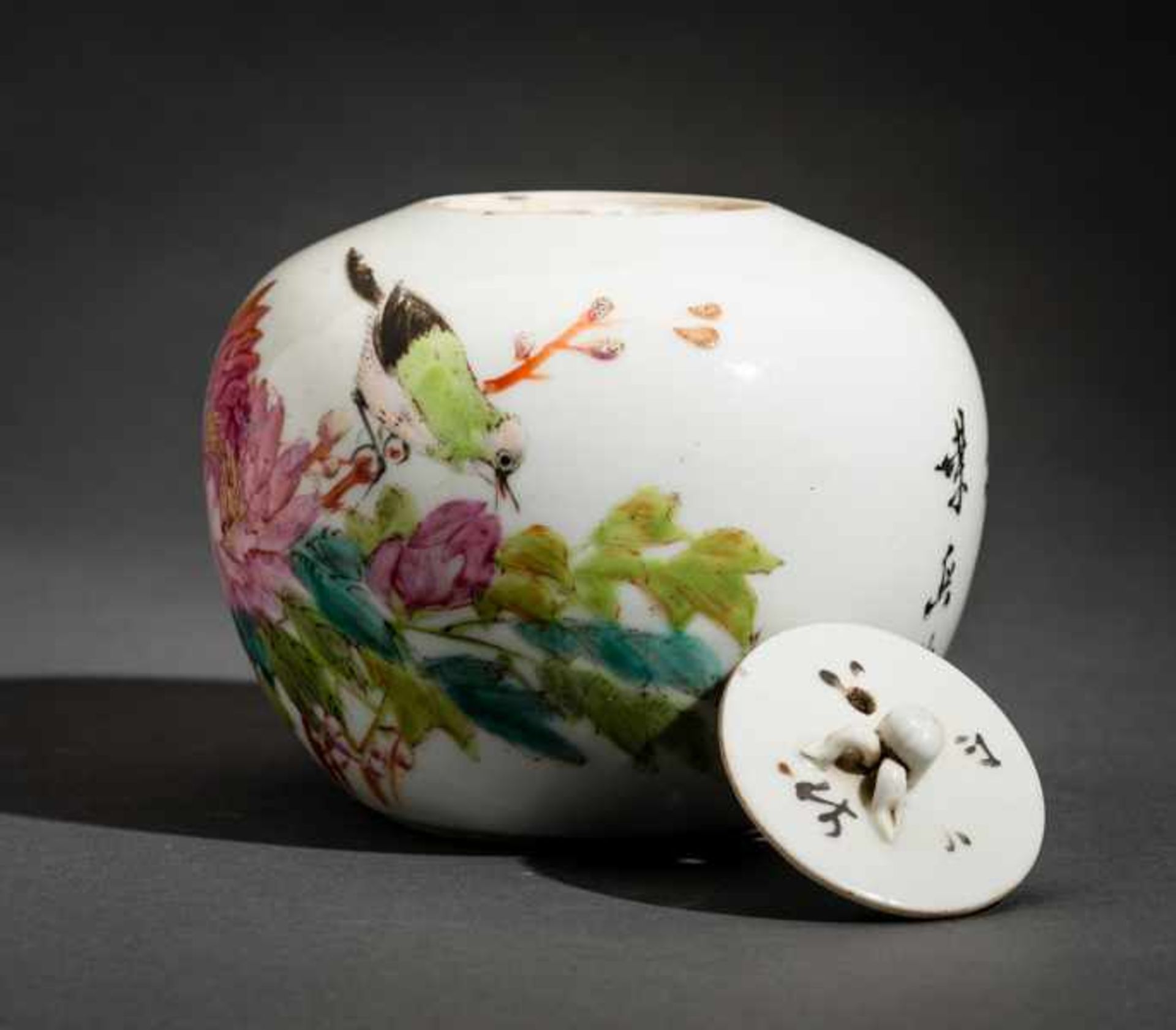 POT WITH LID FEATURING BIRD AND BLOSSOM Porcelain with enamel paint. China, late Qing dynasty ( - Bild 4 aus 5