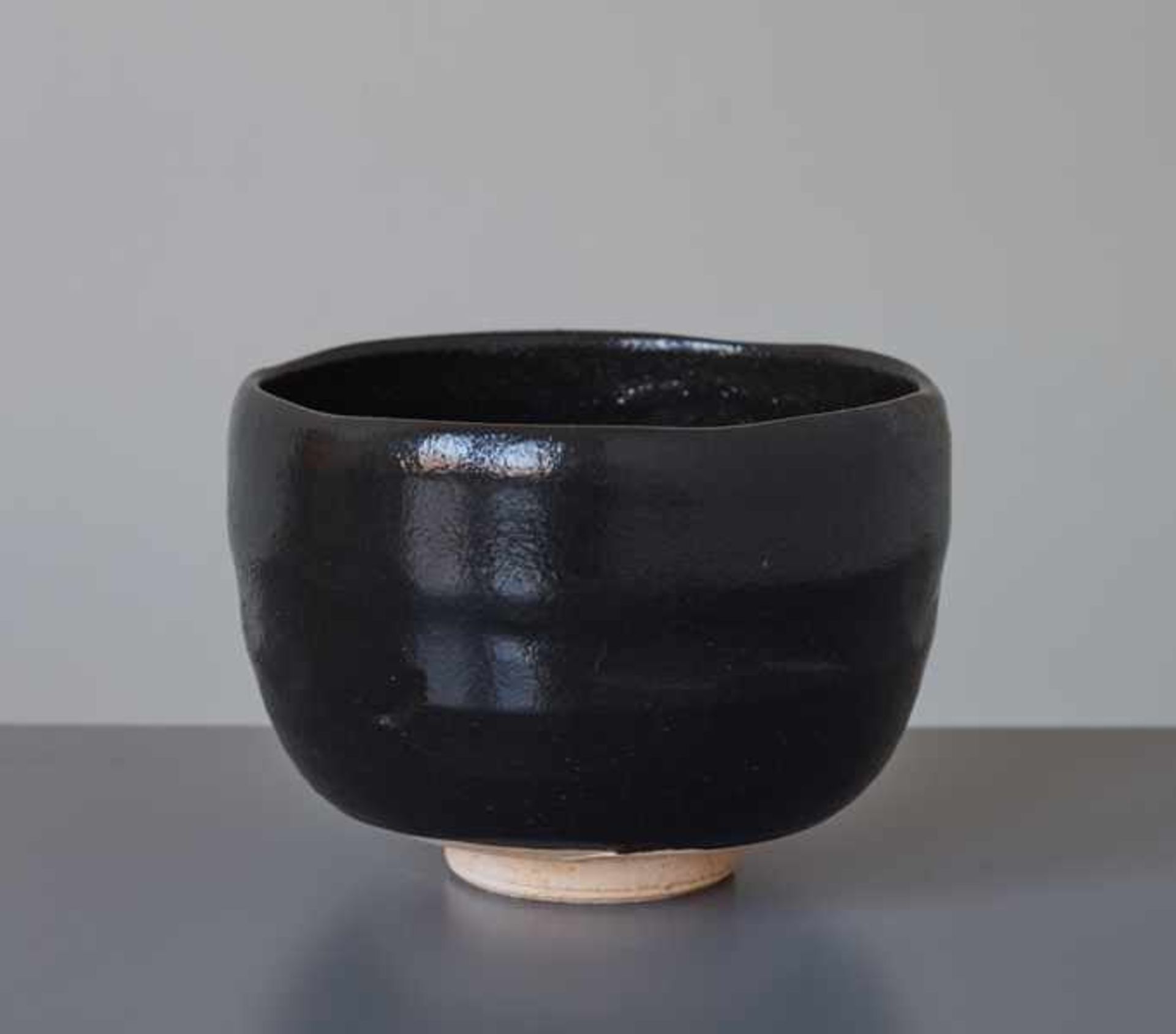 CHAWAN Glazed Raku ceramic. Japan, 2nd H. 19th cent.Deep black, glossy glaze on both interior and - Image 3 of 6