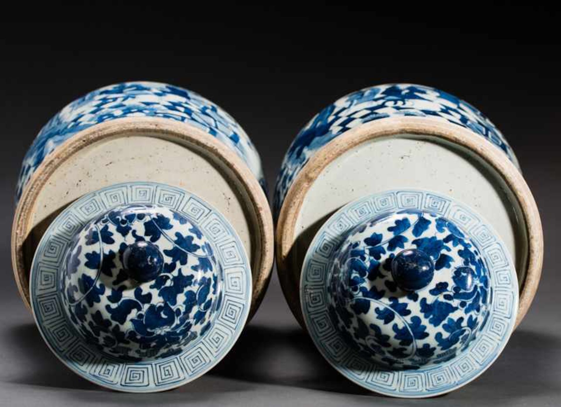 PAIR OF LARGE VESSELS WITH LIDS Porcelain with cobalt-blue painting. China, So-called „ginger - Image 4 of 5