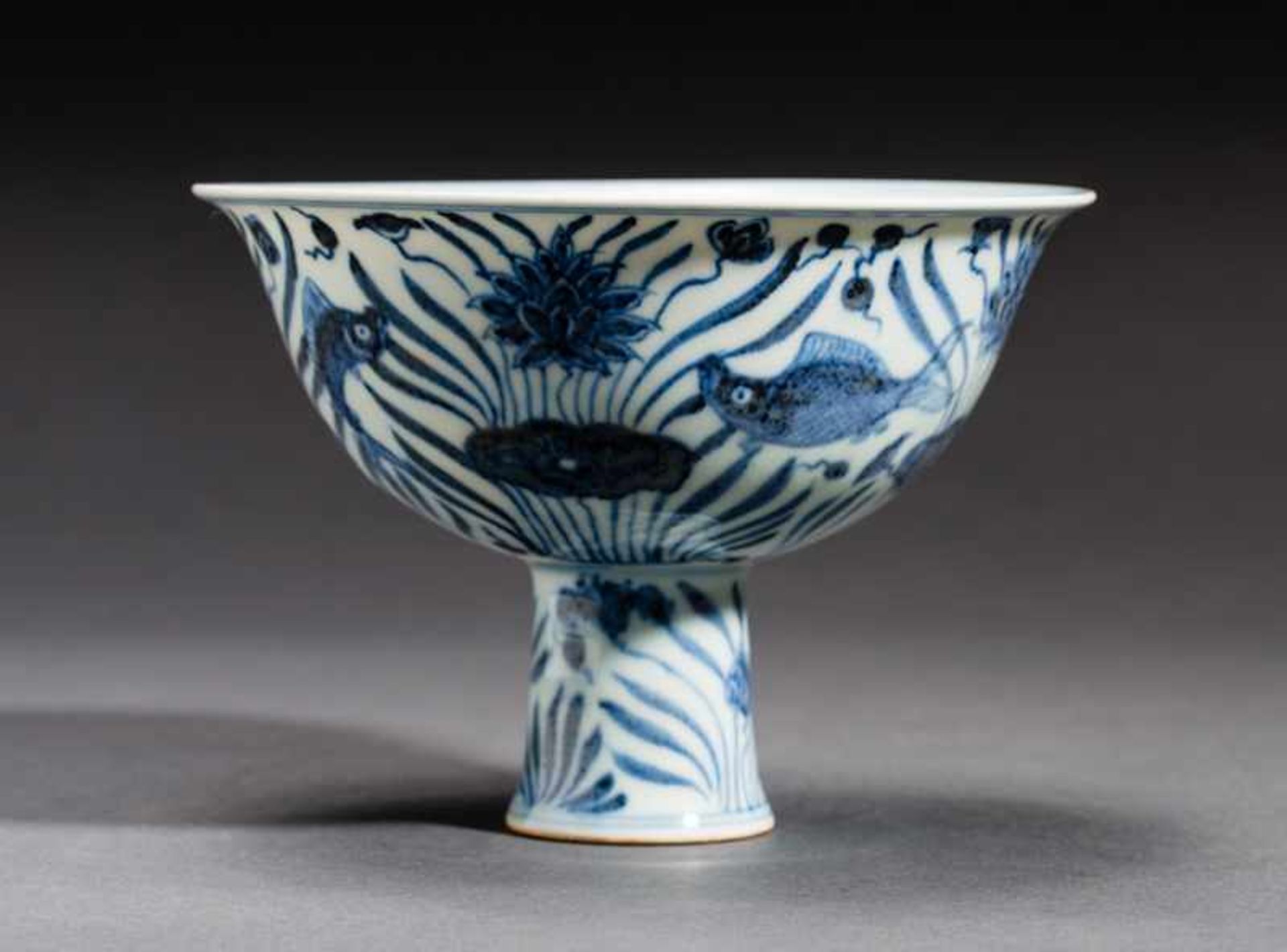 BOWL WITH EXTENDED BASE, FISH AND LOTUS Porcelain with cobalt-blue painting. China, This curved bowl - Image 3 of 7