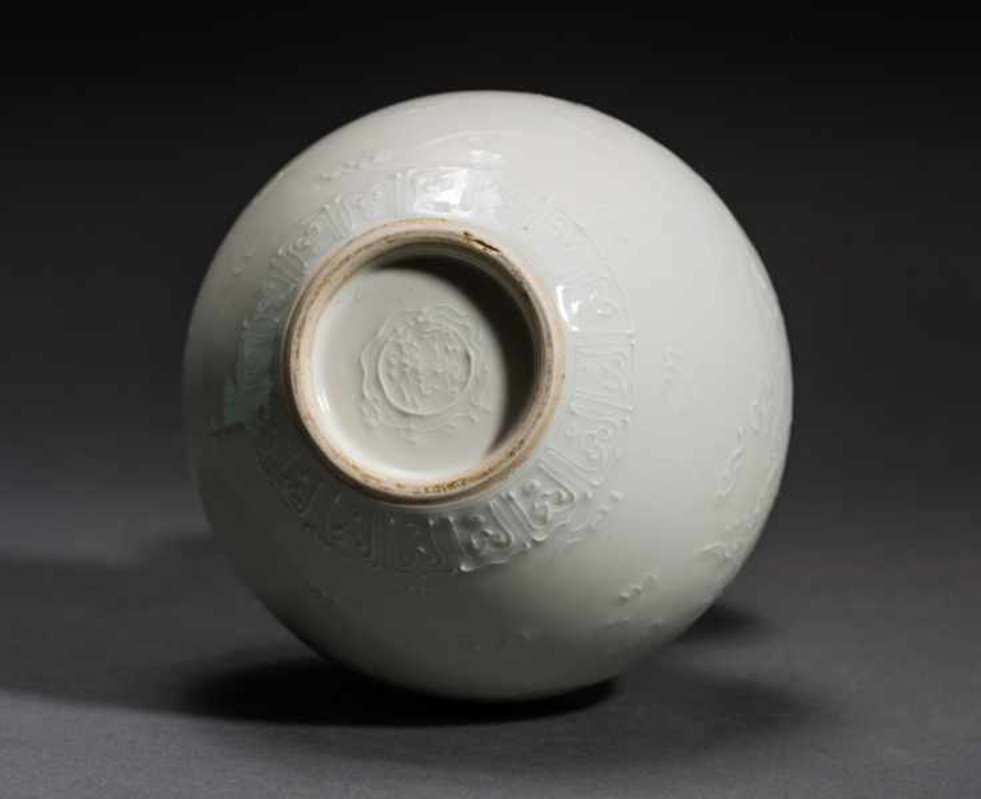 DOUBLE-GOURD-SHAPED VASE Porcelain. China, The decoration of this entirely light-gray white, - Image 3 of 4