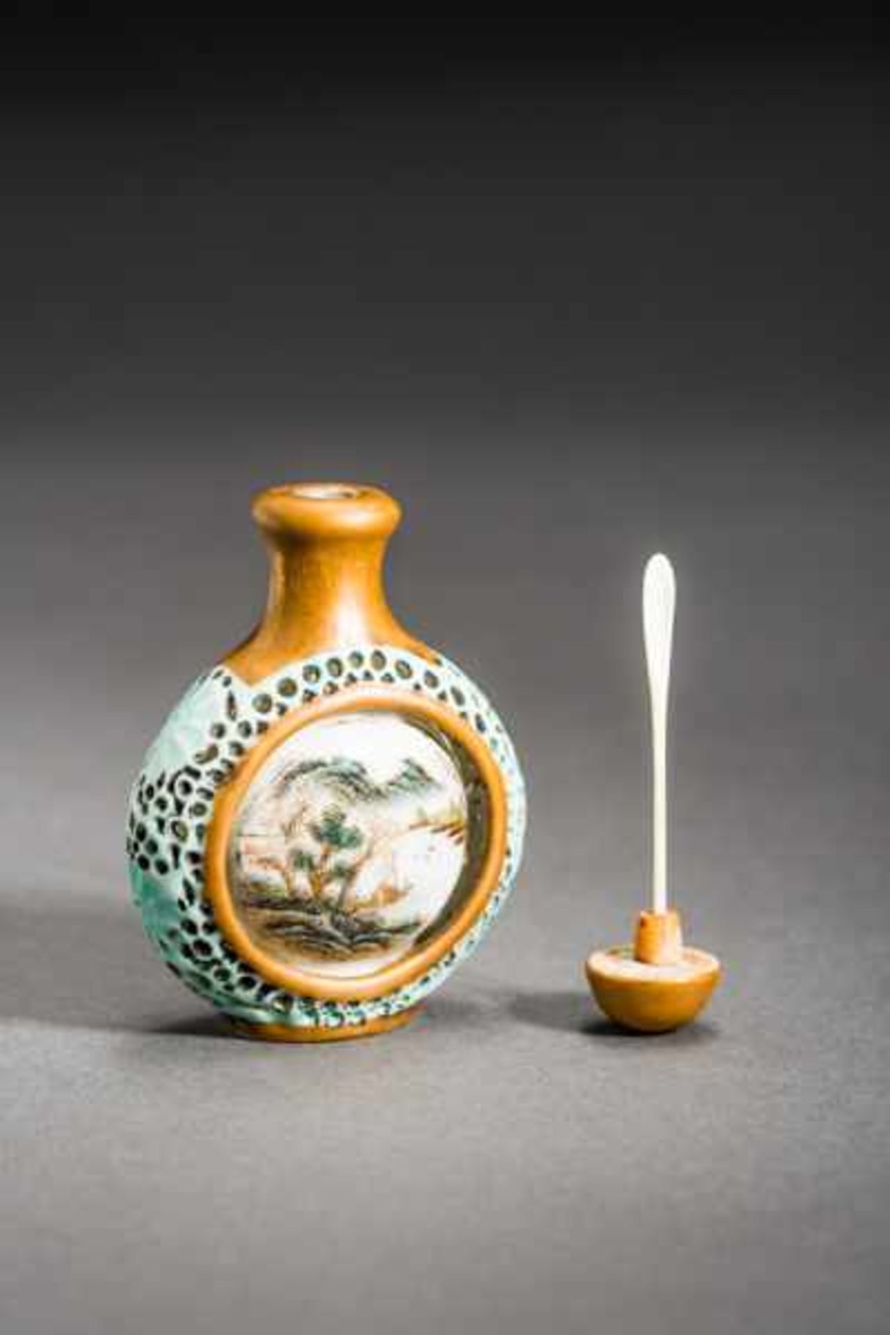 SHANSHUI LANDSCAPE AND POEM Porcelain with paint. Stopper: gilded porcelain, ivory spoon. China, - Image 6 of 6