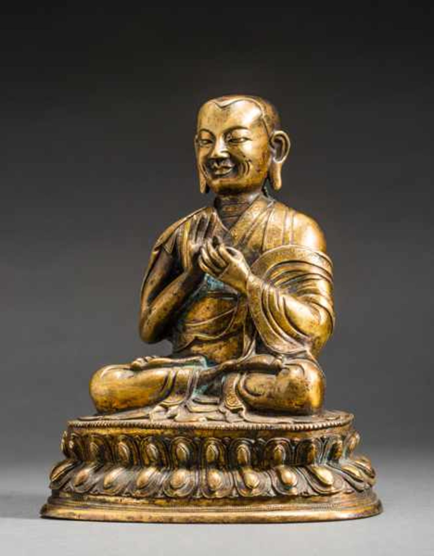 HOLY GURU Fire-gilded bronze. Tibet, late 17th to 18th cent.Expressively designed bronze figure of a - Image 2 of 6