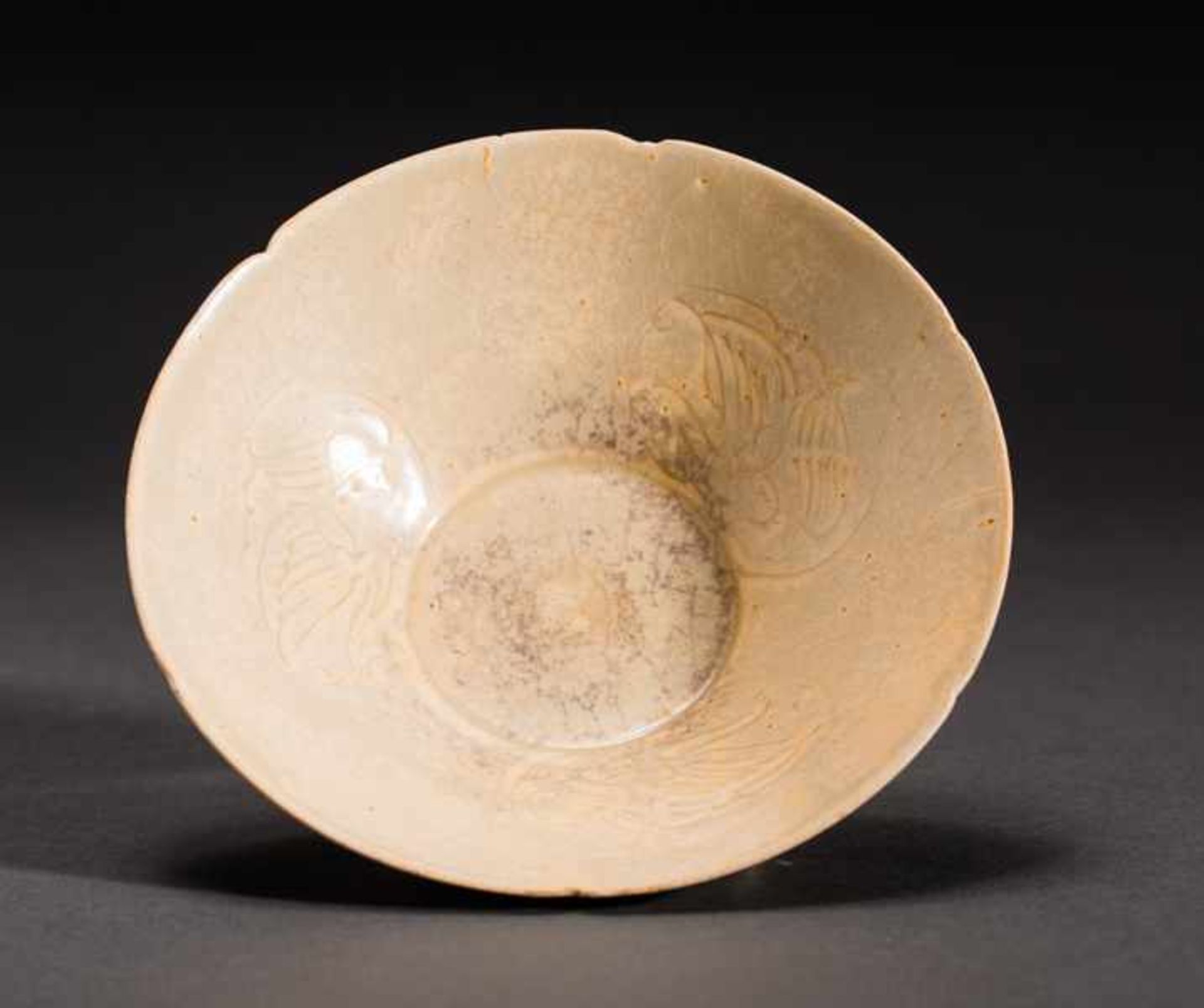 DEEP BOWL WITH PHOENIX DECORATION Glazed ceramic. China, Song, ca. 12th, 13th cent.Attractively - Image 4 of 5