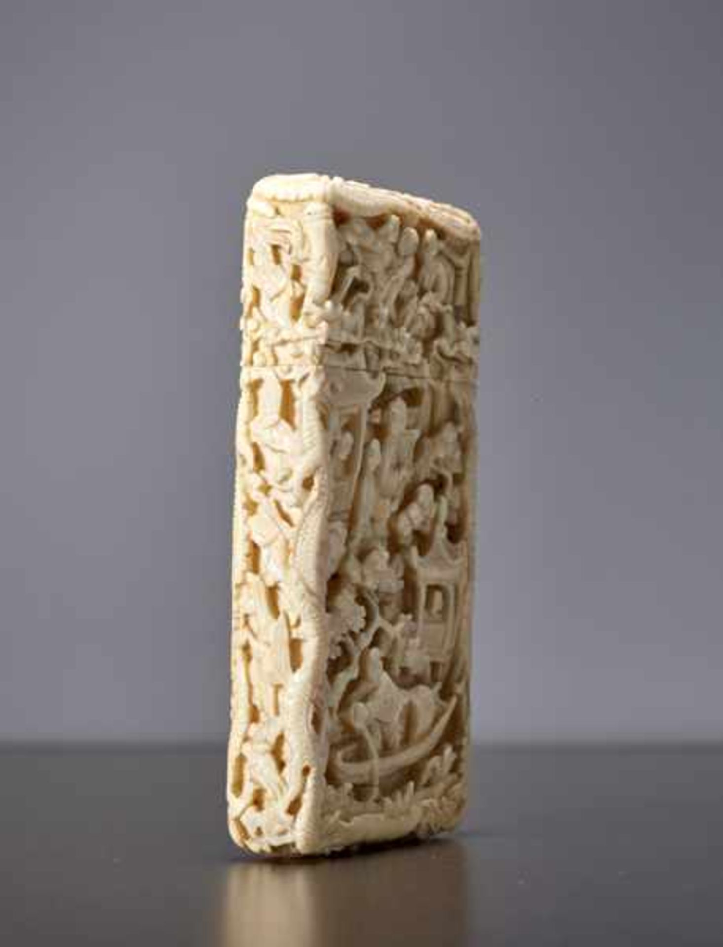 BUSINESS CARD CASE Ivory. China, late Qing dynasty (1644-1911)Rectangular form, the intricately - Bild 4 aus 5