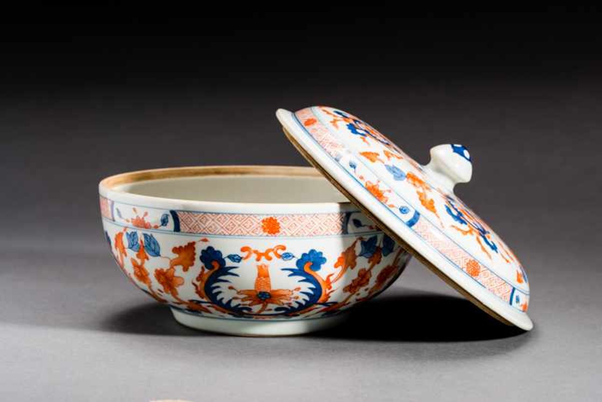 BOWL WITH LID AND FLORAL DECORATION Porcelain with blue underglaze and iron red. China, The - Bild 2 aus 7