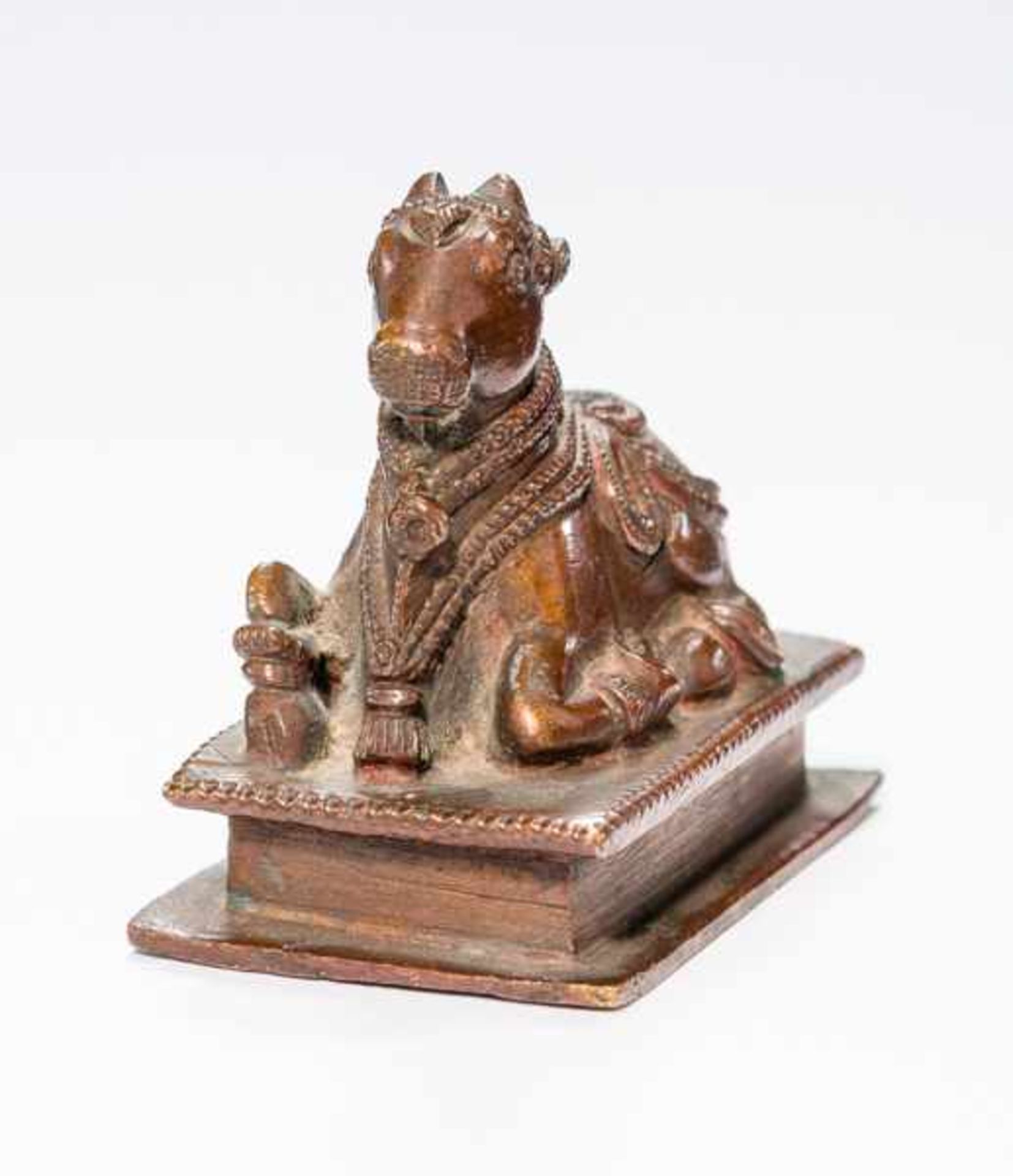 RECLINING NANDI Bronze. Southern India, 17th cent. Nandi (name means “the happy one”) the white - Image 5 of 5