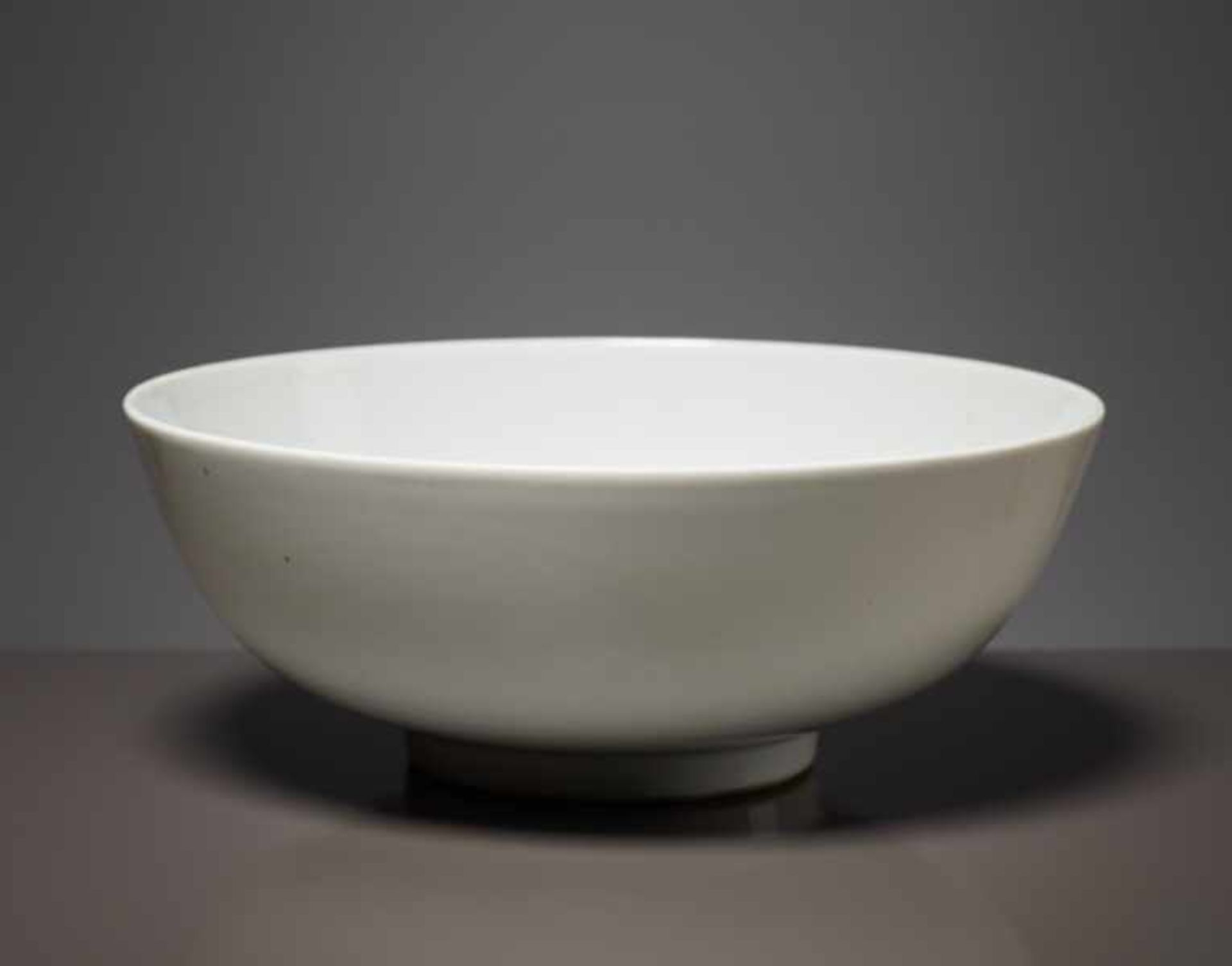 DEEP BOWL Porcelain. China, Qing 19th cent., probably Daoguang, mid 19th cent.White bowl, smooth and