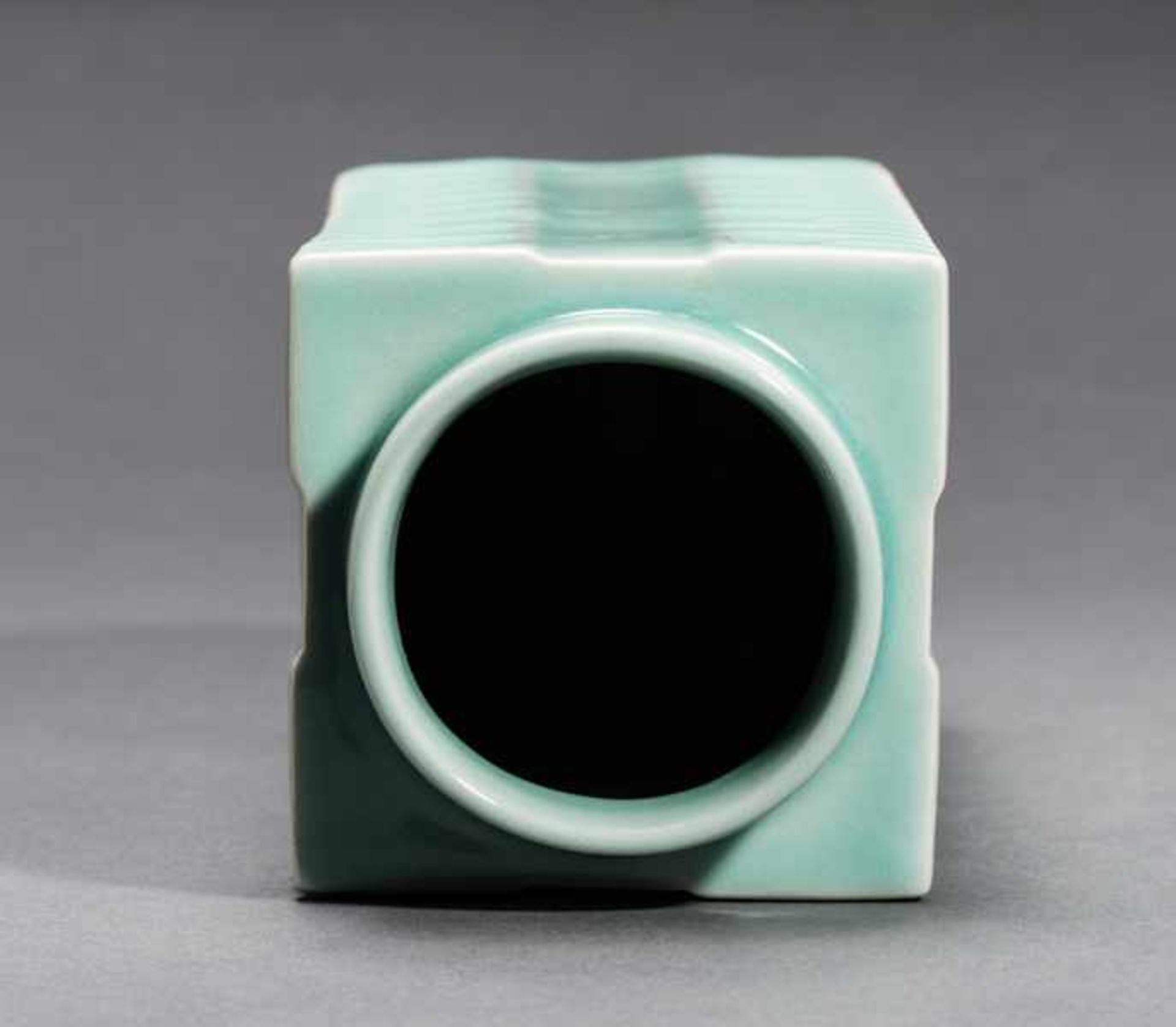 VASE IN THE FORM OF AN ARCHAIC CONG Porcelain with celadon glaze. China, The square, vertical form - Image 4 of 7