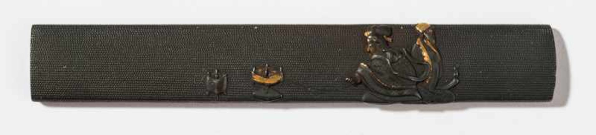 NOBUKATSU: KOZUKA WITH LADY AND WEAVING SPINDLE Shakudo, copper, silver and gold. Japan, 19th cent.