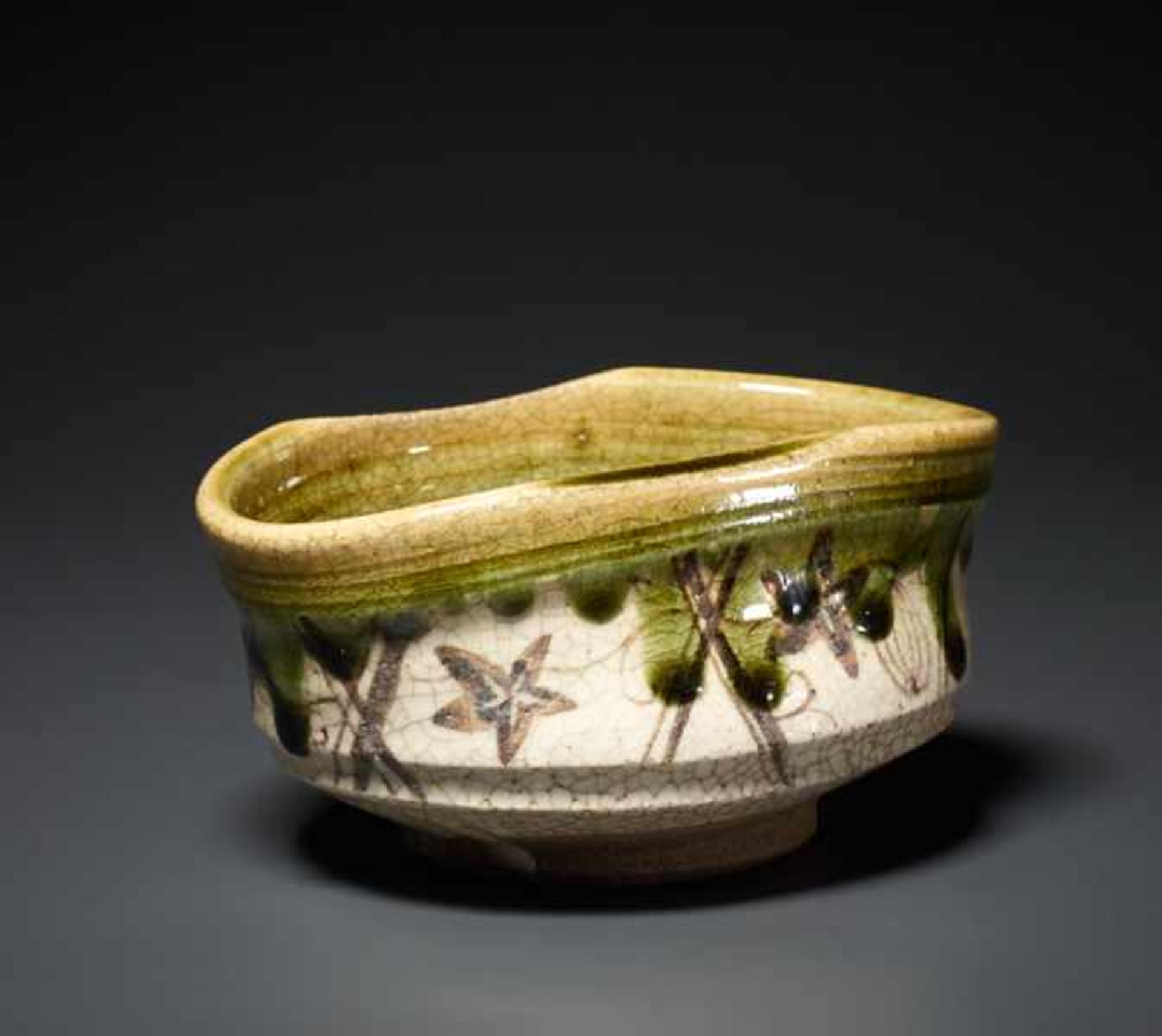 OVAL BOWL Glazed Oribe ceramic. Japan, ca. Meiji to laterThe ring-shaped foot with flue coil