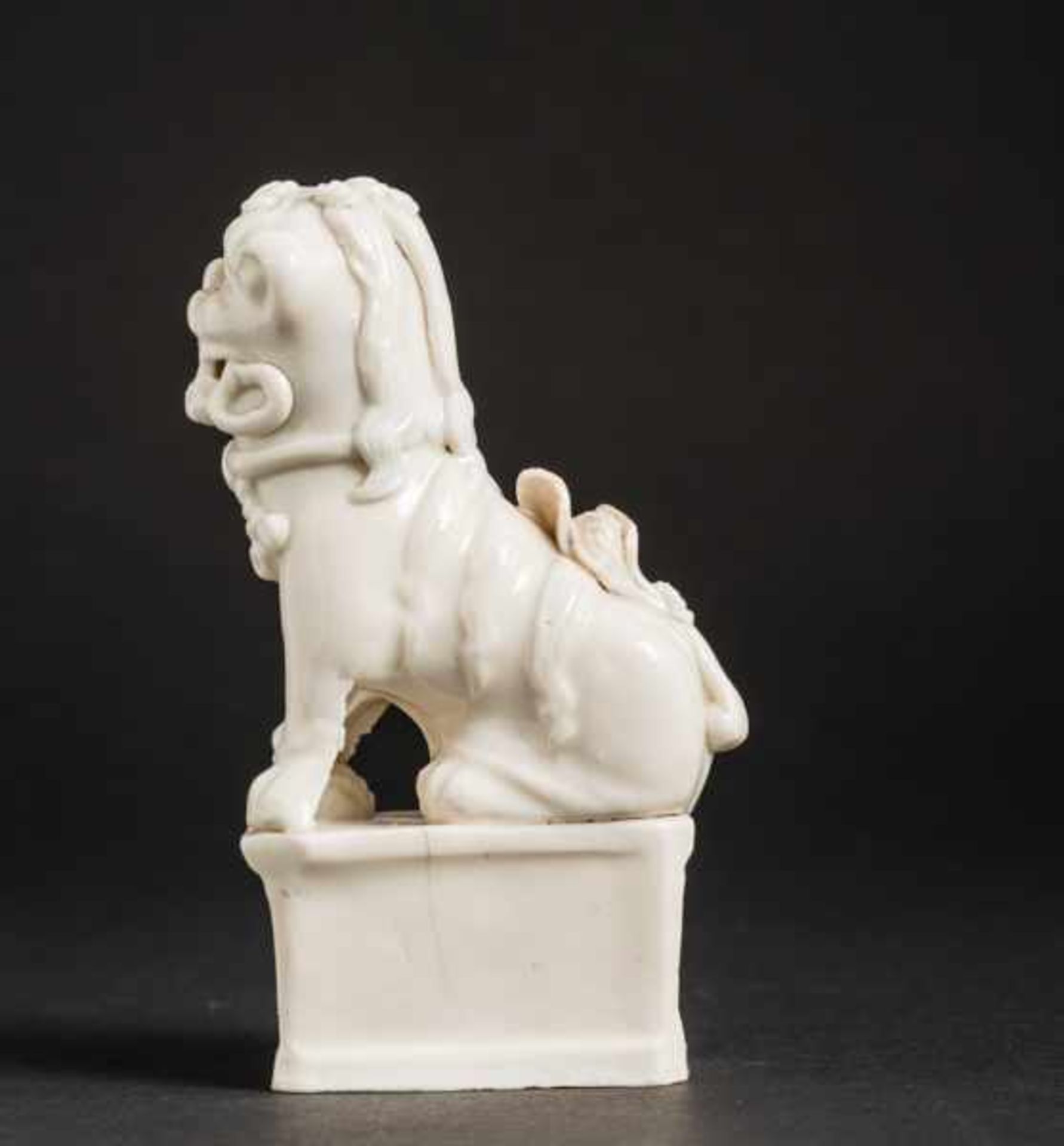 GUARDIAN LION (FO-LION) ON PEDESTAL Blanc de Chine porcelain. China, Qing dynasty (1644 -1911) - Bild 4 aus 6