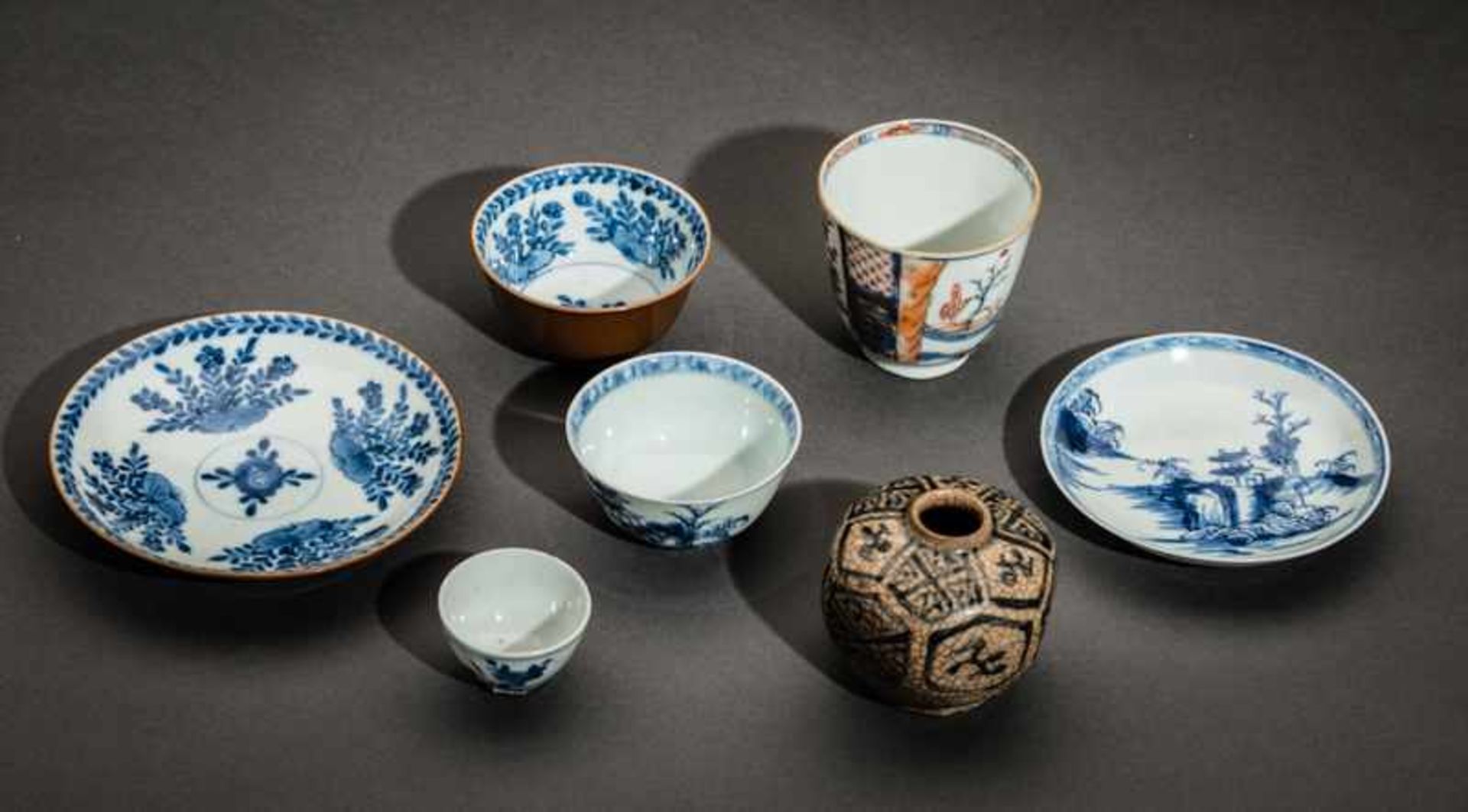 COLLECTION OF CUPS AND SMALL VASE Blue and white, as well as colored porcelain. China, Qing 18th - Image 2 of 2