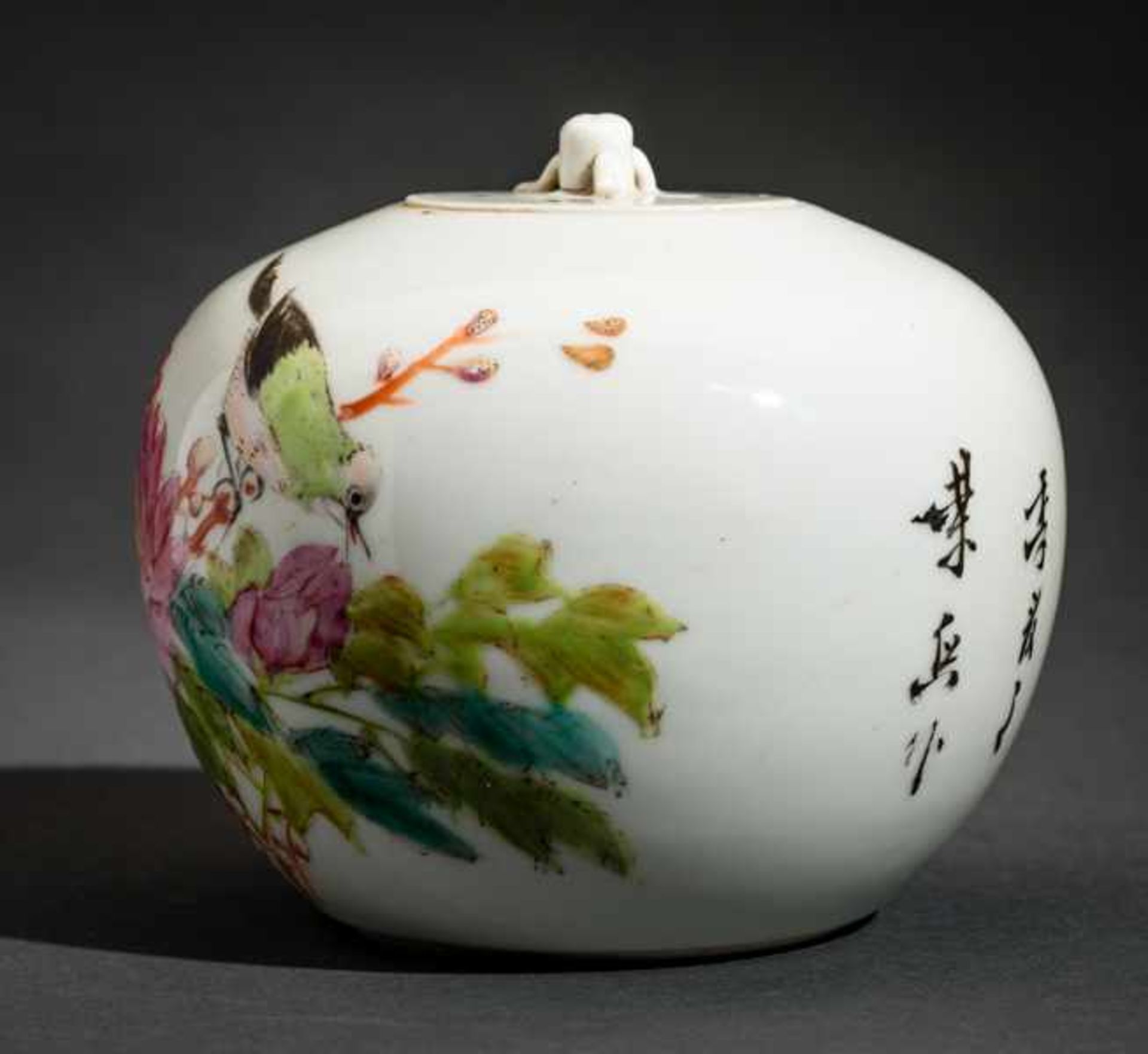 POT WITH LID FEATURING BIRD AND BLOSSOM Porcelain with enamel paint. China, late Qing dynasty ( - Bild 3 aus 5