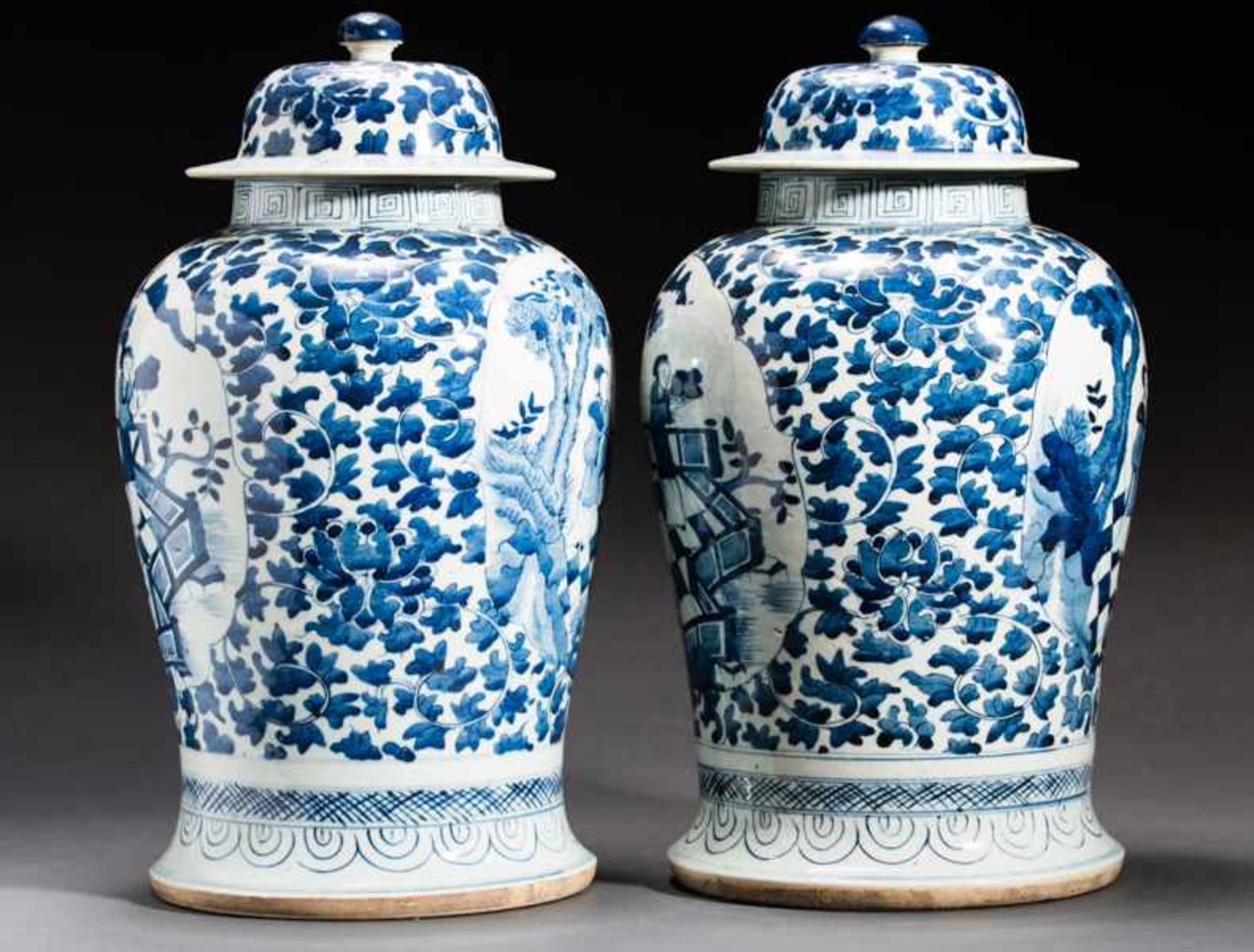 PAIR OF LARGE VESSELS WITH LIDS Porcelain with cobalt-blue painting. China, So-called „ginger - Image 2 of 5