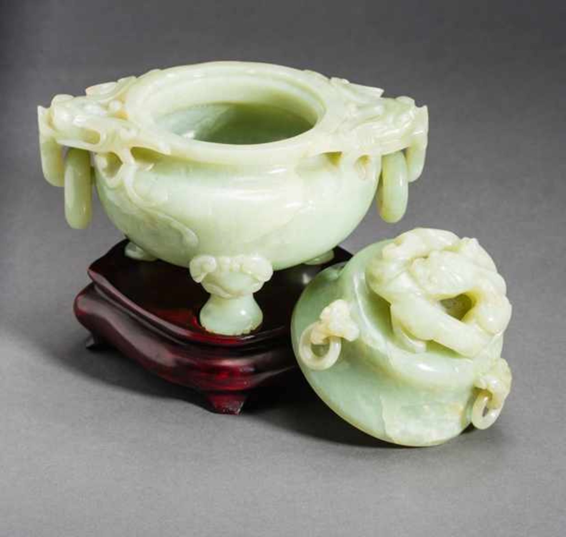 HEAVY JADE VESSEL WITH FANTASTIC ANIMALS Jade. China, Three-legged ding with lid cut out of a - Image 5 of 5