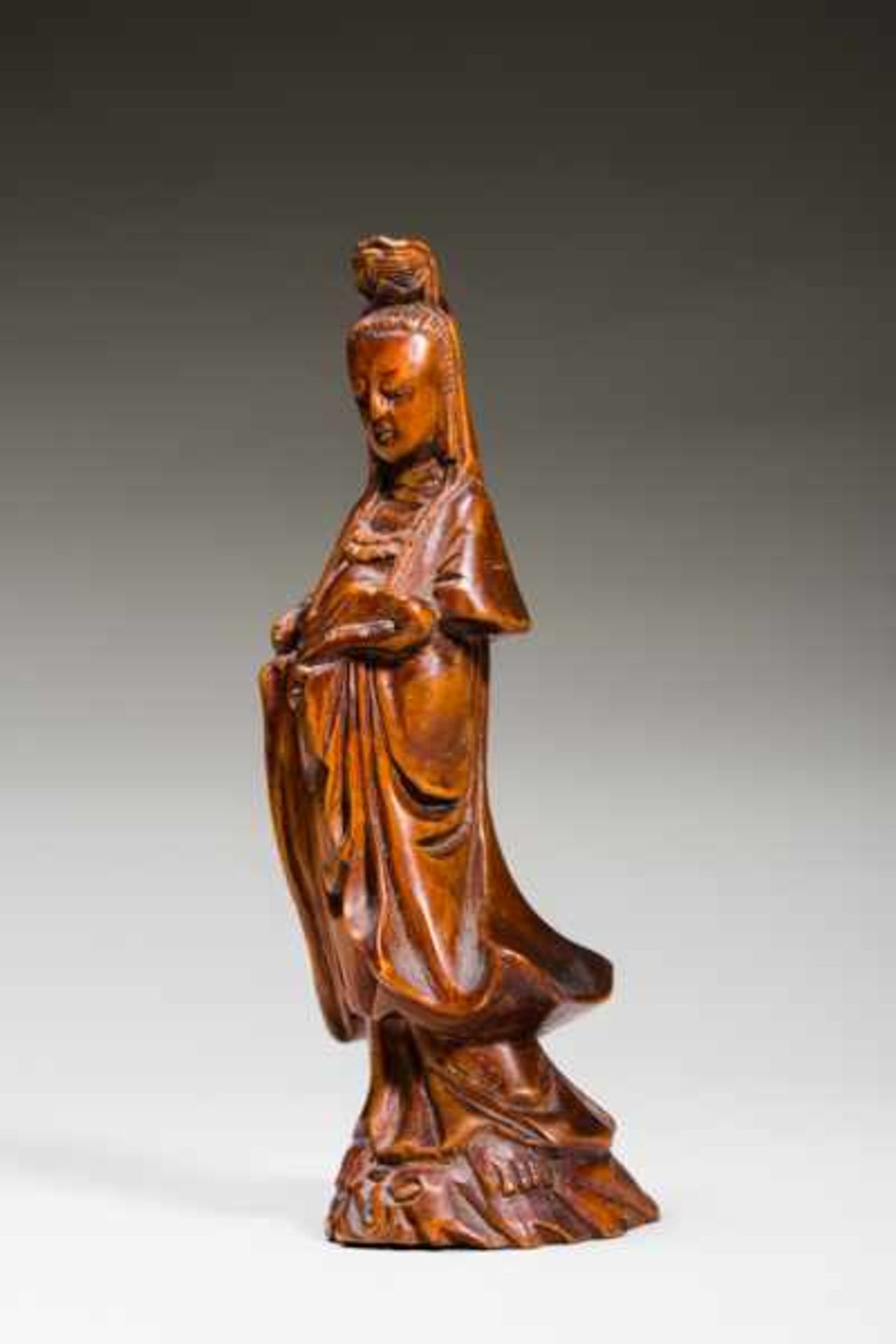 GUANYING WITH SCEPTER Wood. China, Qing dynasty (1644-1911)Small figure of the popular goddess - Bild 6 aus 6