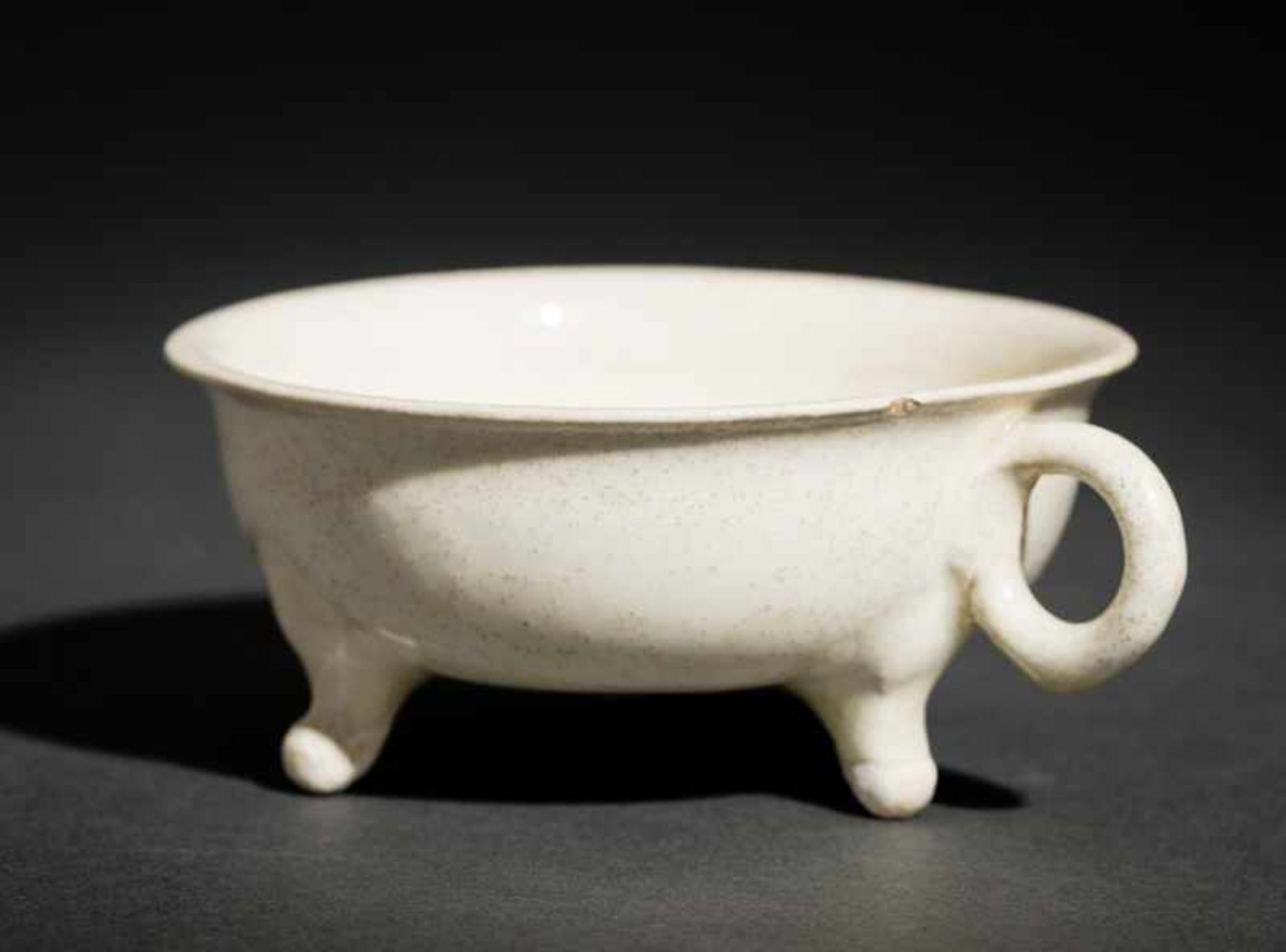 SMALL BOWL WITH HANDLE AND TRIPOD-FOOT Glazed ceramic. China, This bowl, standing on three outwardly - Image 2 of 5