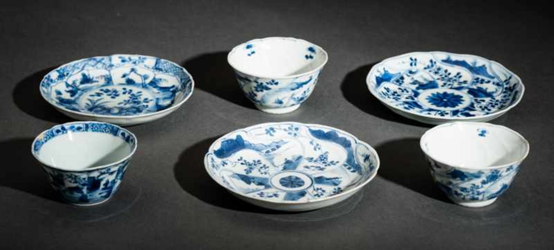 THREE CUPS WITH SAUCERS Blue and white porcelain. China, Qing-dynasty, 18th cent.The stylistic