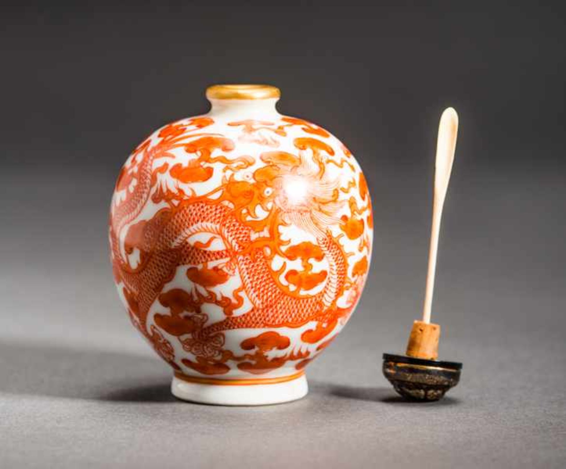 DRAGON AND LONGEVITY MUSHROOM Porcelain, iron red and gold. Stopper: silver or silver-plated stopper - Image 5 of 5