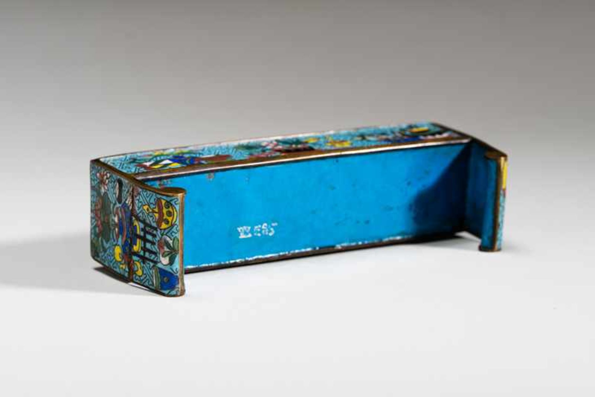 CLOISONNÉ PORTABLE TABLE FOR INK CUPS Cloisonné. China, 19th cent.Small table with „curled“ legs and - Image 7 of 7