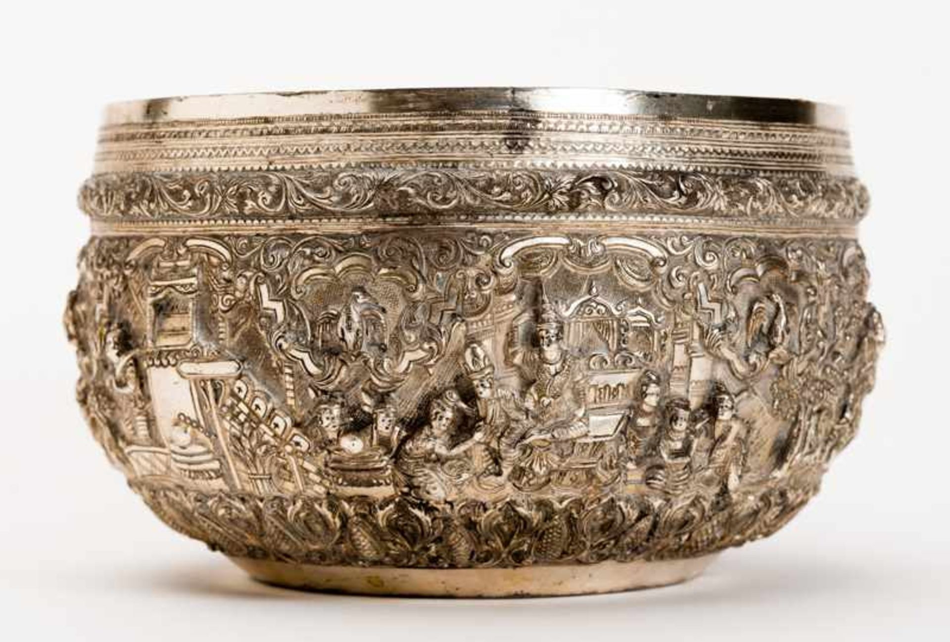 DEEP DECORATIVE BOWL WITH FIGURATIVE SCENCES Copper alloy, silver-plated. Burma, first half of - Image 2 of 6