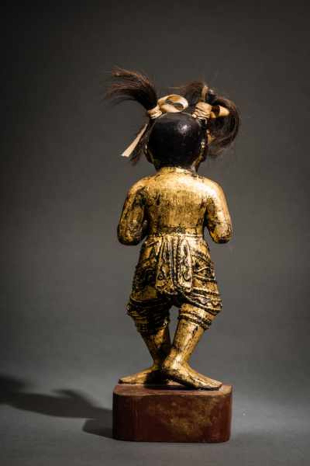 THEATER FIGURE Wood, paint, gilding. Burma, 20th cent.Dancing male figure with amusing, wildly - Image 4 of 4