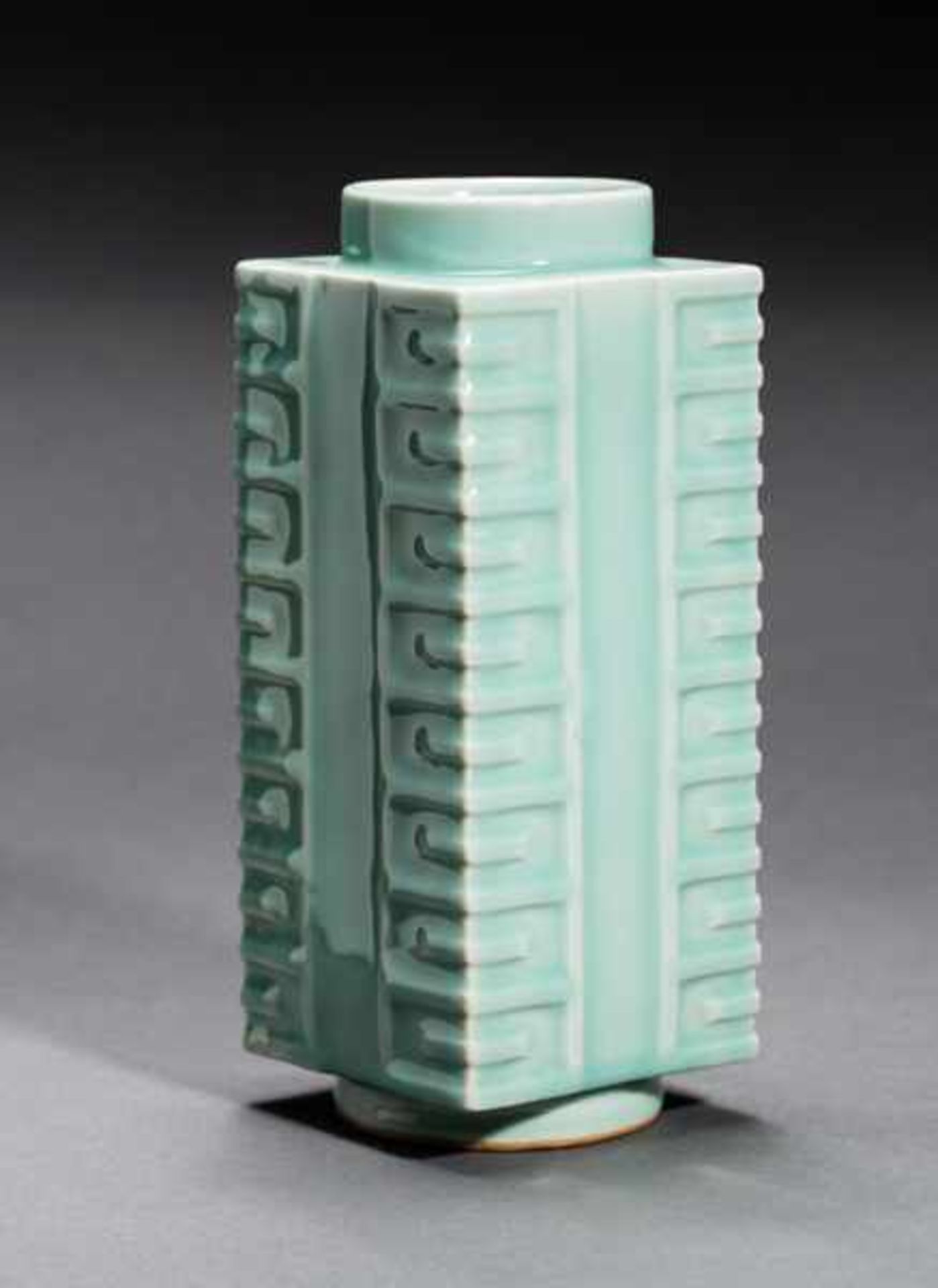 VASE IN THE FORM OF AN ARCHAIC CONG Porcelain with celadon glaze. China, The square, vertical form - Bild 7 aus 7