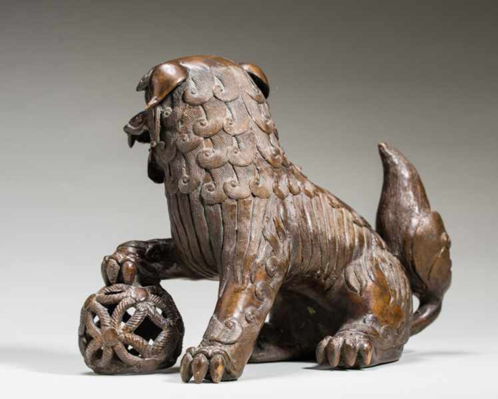 SMOKING VESSEL IN THE SHAPE OF A LION-DOG WITH BALL Bronze. China, Qing dynasty, ca. 18th to 19th - Bild 4 aus 6