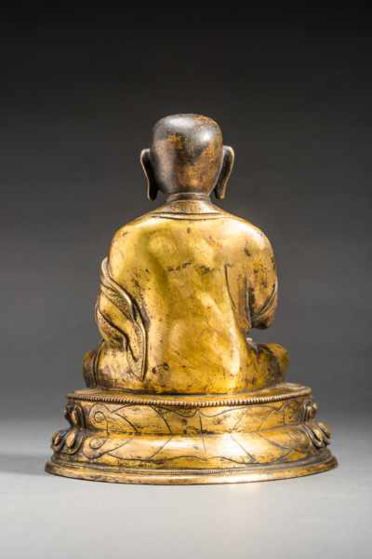 HOLY GURU Fire-gilded bronze. Tibet, late 17th to 18th cent.Expressively designed bronze figure of a - Image 5 of 6