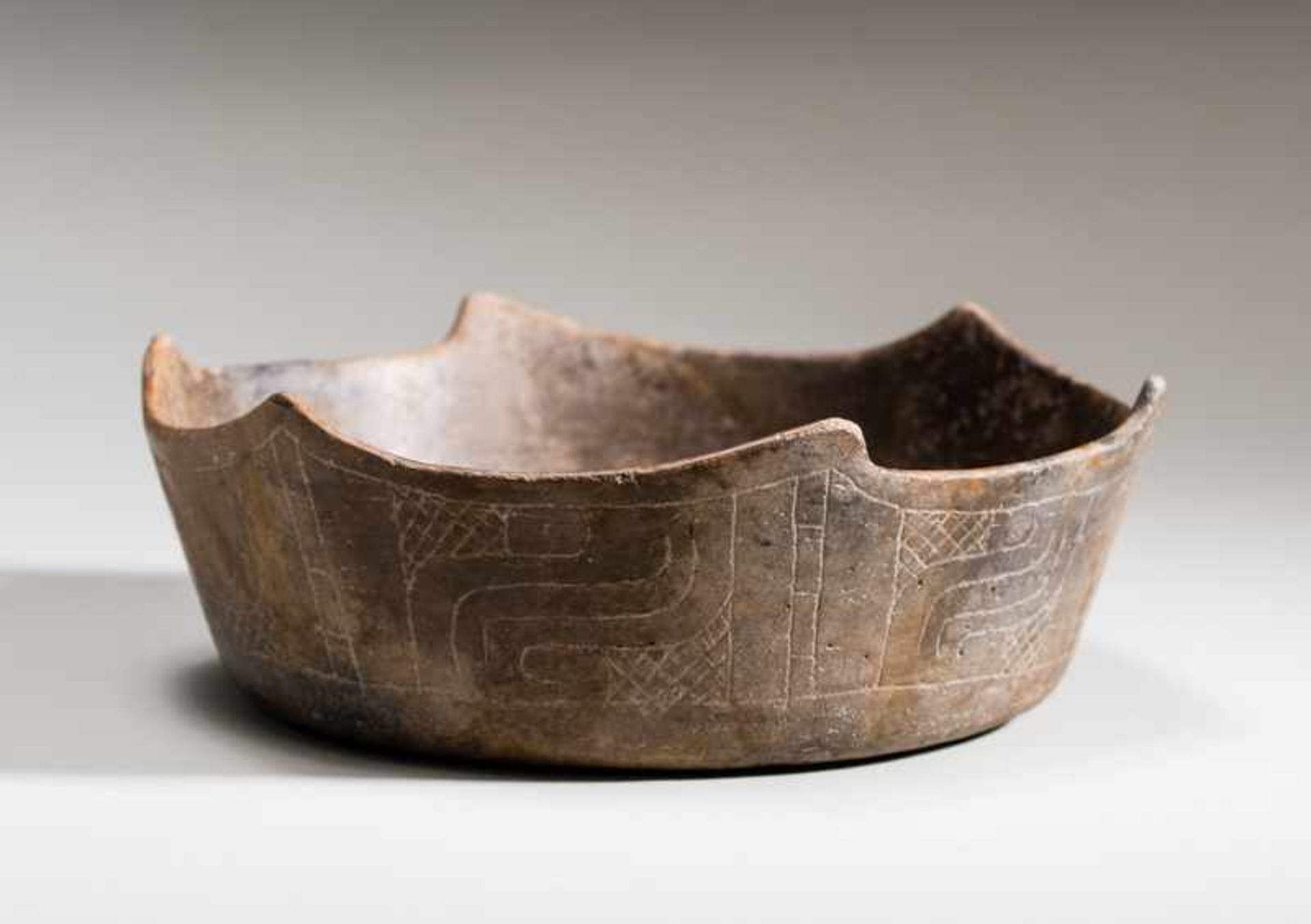 BOWL WITH ANGULAR LIP Terracotta. Chavin, Peru, ca. 500 anteThe lip of this rare, gray-black bowl - Image 2 of 4